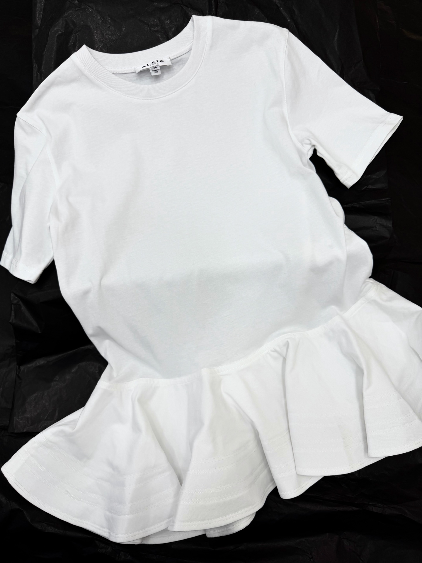 NO:800760,Original development~~ The ruffled hem T-shirt is simple and playful, breaking the monotony of traditional T-shirts. The fabric is thick and lined, and the version is quite wide. The ruffled details make the whole body more layered, suitable for matching with casual pants or skirts, and can easily switch between commuting, dating, and travel styles. The white color is versatile and gives a high-end feel when worn in spring and summer. Actual photos of SML details, skirts, tees, t-shirts,19860909原版开发～～ 荷叶边下摆T恤简约又俏皮,打破传统T恤的单调感.面料厚实有内衬,版型挺阔 荷叶边细节让整体更有层次,适合搭配休闲裤或半身裙,轻松切换通勤、约会、出游风格.白色百搭,春夏季节穿出高级感 SML 细节图实拍,,skirts,tees，t-shirt,,Women's clothing