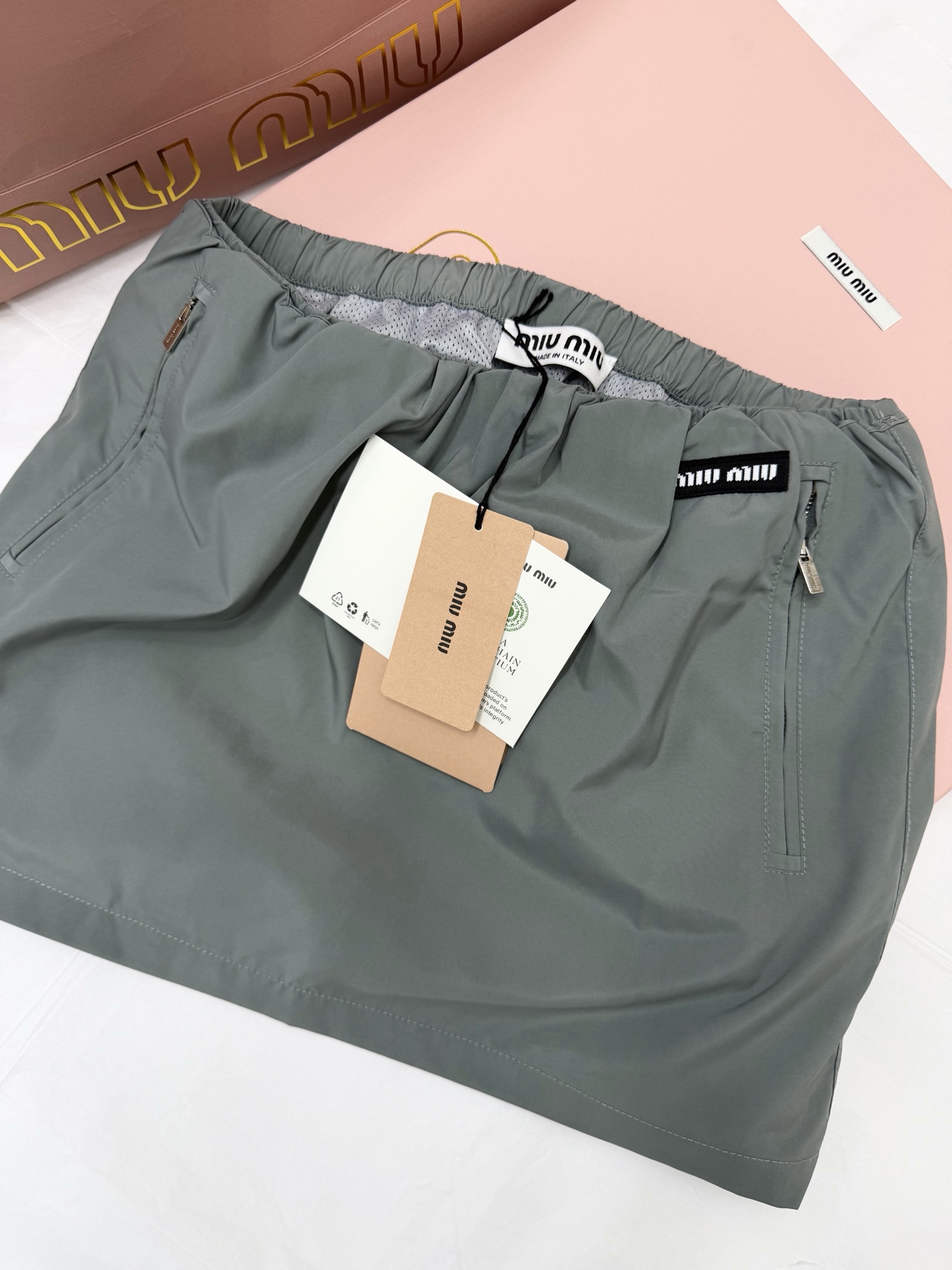 NO:802958,Original development~~ Miu Miu work skirt is customized with lightweight, water-repellent and quick-drying fabrics, gray green, simple and versatile, A-line shape slimming and flattering leg shape, fake two-piece design to prevent exposure, perfect for outdoor activities or daily wear!  Mountain style, comfortable and fashionable, can be easily used for summer travel, sports and leisure, match with sports shoes or sandals, and easily get a lazy and casual style SML detailed pictures, miumiu, sandals, sneakers, skirts,19860909原版开发～～ Miu Miu工装半身裙定制轻量防泼水速干面料,灰绿色简约百搭 A字版型显瘦又修饰腿型,假两件防走光设计,户外活动或日常穿搭都很OK！山系风格,舒适又时髦,夏季出游、运动休闲都能轻松驾驭,搭配运动鞋或凉鞋,轻松get慵懒随性风 SML 细节图实拍,,miumiu,sandals,sneakers,skirts,,Women's clothing