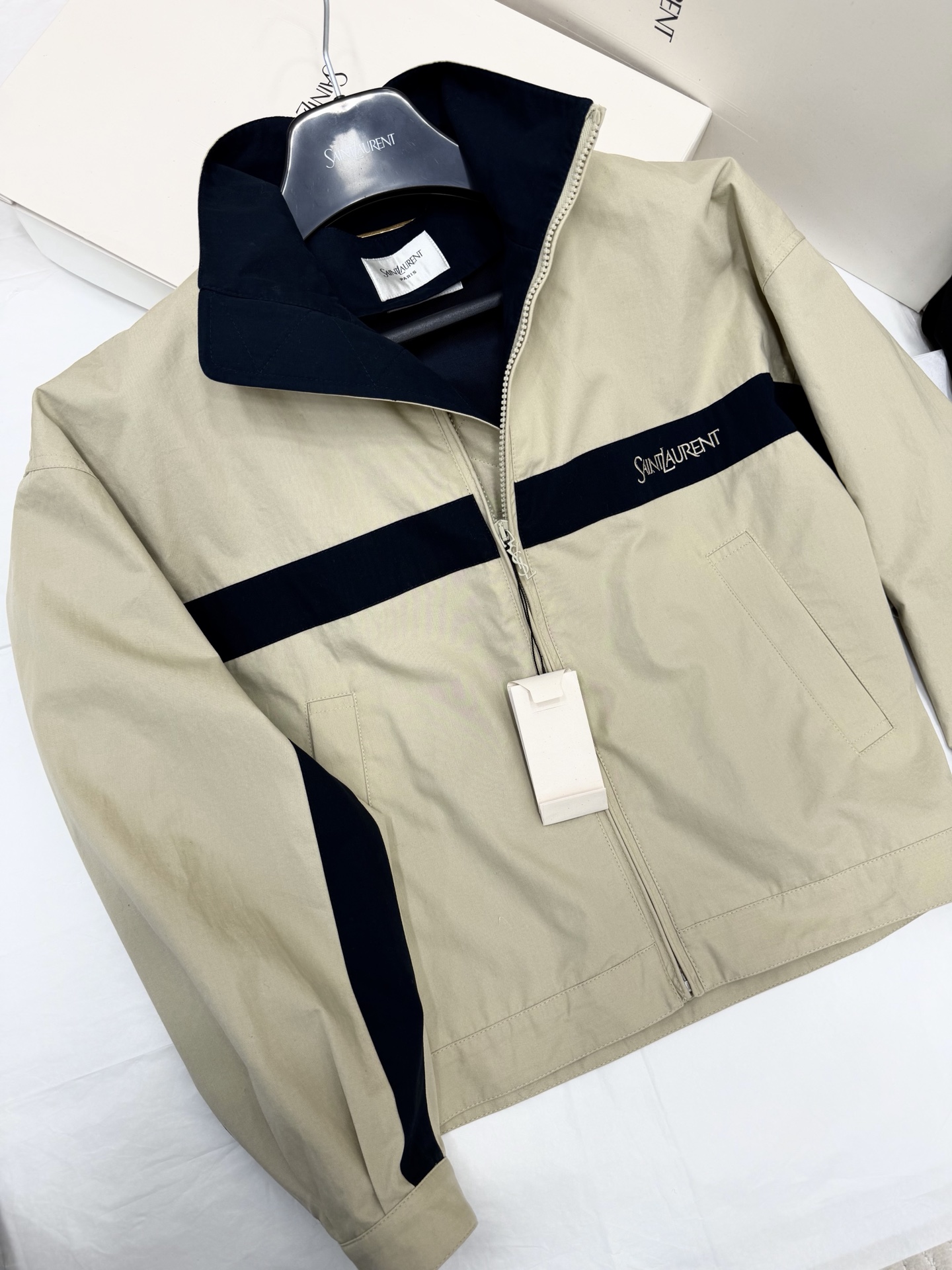 NO:826061,Original development, real shot~~ YSL contrasting color jacket is simple and recognizable. 'SAINT LAURENT' embroidery on the chest, full of brand sense. Stand-up collar zipper design, short cut, neat and tall. You can easily control the contrast between rice and black for daily commuting or leisure. It is low-key and detailed. It is a popular item for early spring. SML authentic details, saint laurent, saint laurent, jackets & coats, jackets & coats,19860909原版开发 正品实拍～～ YSL撞色夹克外套简约又有辨识度.胸前“SAINT LAURENT”刺绣,品牌感满满.立领拉链设计,短款剪裁,利落显高,日常通勤或休闲都能轻松驾驭米咖色与黑色撞色,低调又有细节,是早春穿搭热门单品 SML正品细节,,saint laurent,saint laurent,jackets & coats,jackets & coats,,Women's clothing