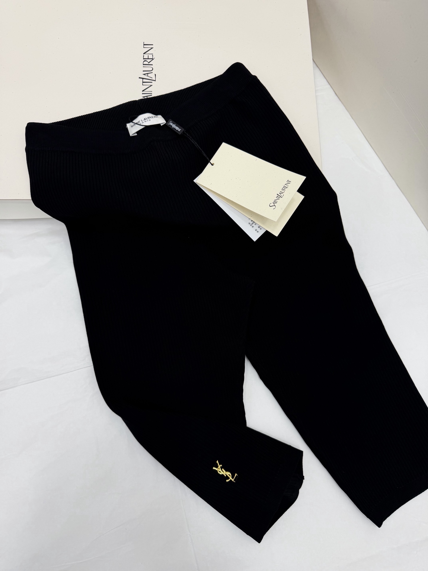 NO:802959,Original development~~ ysl knitted shorts are made of high-quality knitted fabric, soft and elastic, fit and comfortable. The gold YSL logo on the trouser legs has perfect brand recognition. The high-waisted straight design modifies the leg shape and has a great slimming effect. It can be easily worn in daily or formal occasions. The black color is versatile and can be matched with shirts, sweaters or jackets to easily create a simple and high-end style. Actual SML detailed pictures, saint laurent, shorts, jackets & coats, shirts,19860909原版开发～～ ysl 针织短裤采用高品质针织面料,柔软有弹性,贴合舒适.裤脚金色YSL标志,品牌辨识度满分.高腰直筒设计,修饰腿型,显瘦效果超赞,日常或正式场合都能轻松驾驭.黑色百搭,随意搭配衬衫、针织衫或外套,轻松打造简约高级感穿搭风格 SML细节图实拍,,saint laurent,shorts,jackets & coats,shirts,,Women's clothing