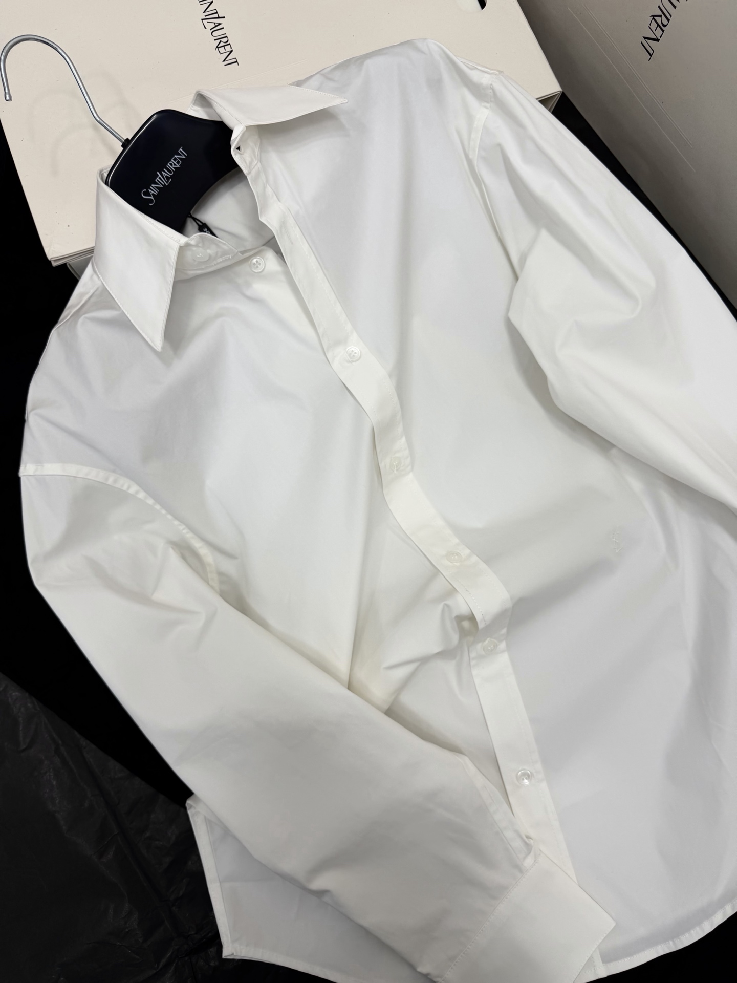 NO:801772,Original development~~ ysl embroidered white shirt is made of high-quality cotton, soft and crisp to the touch, and can be easily worn for daily commuting or formal occasions. Classic lapel + loose fit, comfortable and elegant, exquisite cuff details, simple design, super versatile!  It looks great whether worn alone or layered with a suit. It can easily meet a variety of outfit needs. SML detailed pictures are taken, saint laurent, business suit,19860909原版开发～～ ysl 刺绣白衬衣高品质棉料,触感柔软又挺括 日常通勤或正式场合都能轻松驾驭.经典翻领+宽松版型,舒适又显气质,袖口细节精致,简约设计超百搭！无论单穿还是叠搭西装都很出彩 轻松应对多种穿搭需求 SML 细节图实拍,,saint laurent,business suit,,Women's clothing