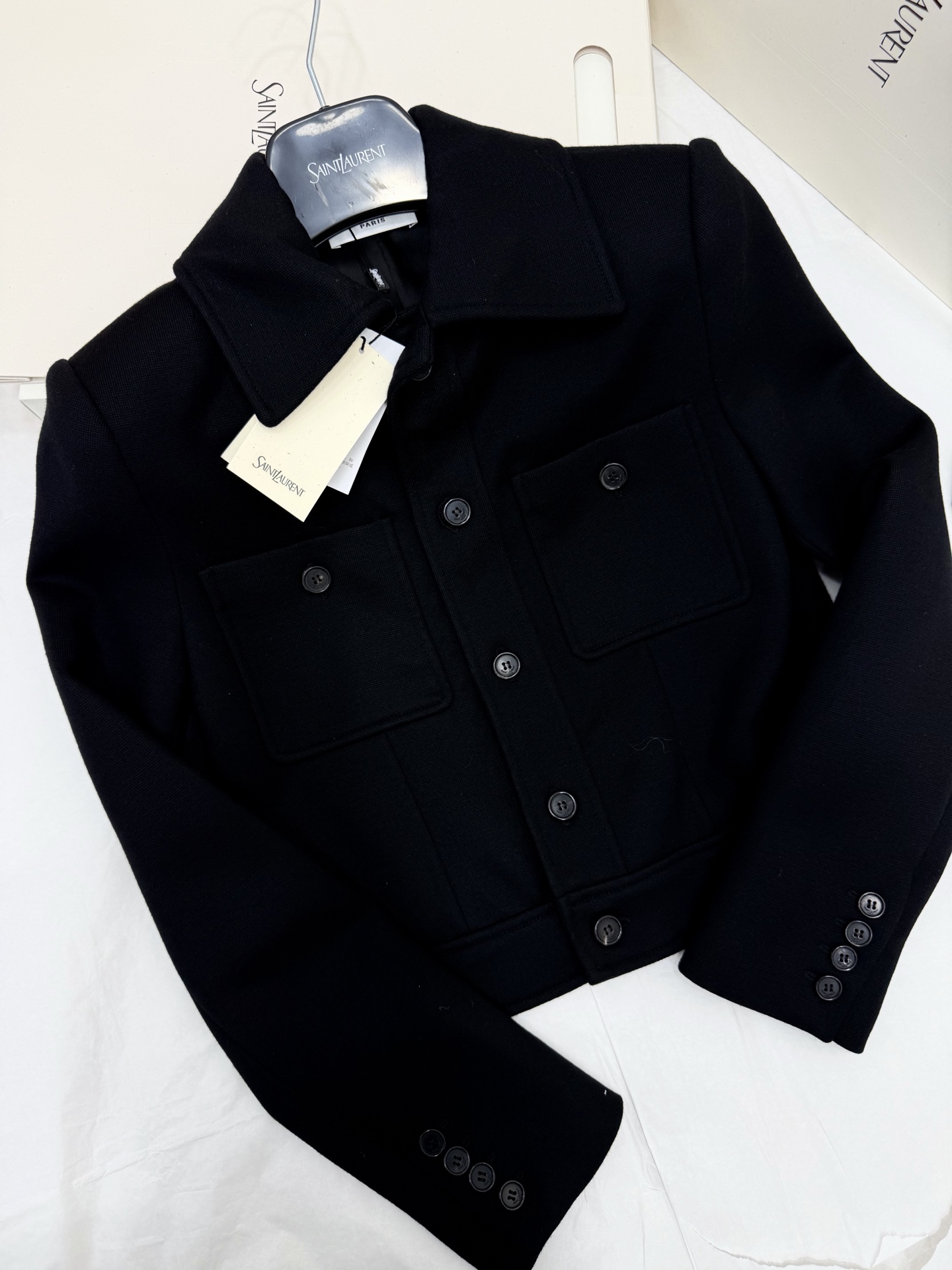 NO:933532,Original development ~ ~ YSL black short jacket with classic lapel + single-breasted design, two symmetrical flap pockets on the front, simple and detailed ~ ~ The short style is neatly tailored, and paired with high-waisted pants or skirts, it can easily create a smart and fashionable look, and can be worn for daily commuting ~ SML real photos of detailed photos, saint laurent, skirts, jackets & coats,19860909原版开发～～ YSL黑色短款夹克经典翻领+单排扣设计,正面有两个对称翻盖口袋,简约又有细节感～～短款剪裁利落,搭配高腰裤或裙装,轻松打造干练时尚look,通勤日常都能hold住～SML 细节图实拍,,saint laurent,skirts,jackets & coats,,Women's clothing