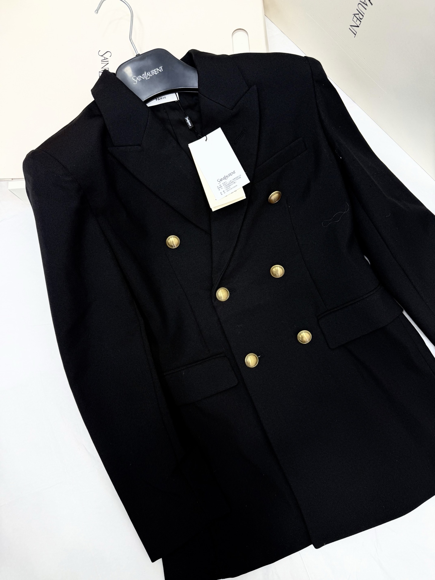 NO:933523,Original development~~YSL classic double-breasted suit with gold buttons, black wool fabric + gold buttons, simple and super aura. Peaked collar design, neat tailoring, easy to handle in the workplace and formal occasions. The fabric is of high quality, matched with trousers or skirts, it is smart and elegant, and it is easy to create a smart outfit. SML detailed pictures, saint laurent, skirts, business suit,19860909原版开发～～ YSL经典金扣双排扣西装黑色羊毛面料+金色纽扣,简约又超有气场.戗驳领设计,剪裁利落,职场、正式场合都能轻松驾驭.面料质感高级,搭配西裤或裙装,干练优雅,轻松打造高智感穿搭 SML 细节图实拍,,saint laurent,skirts,business suit,,Women's clothing