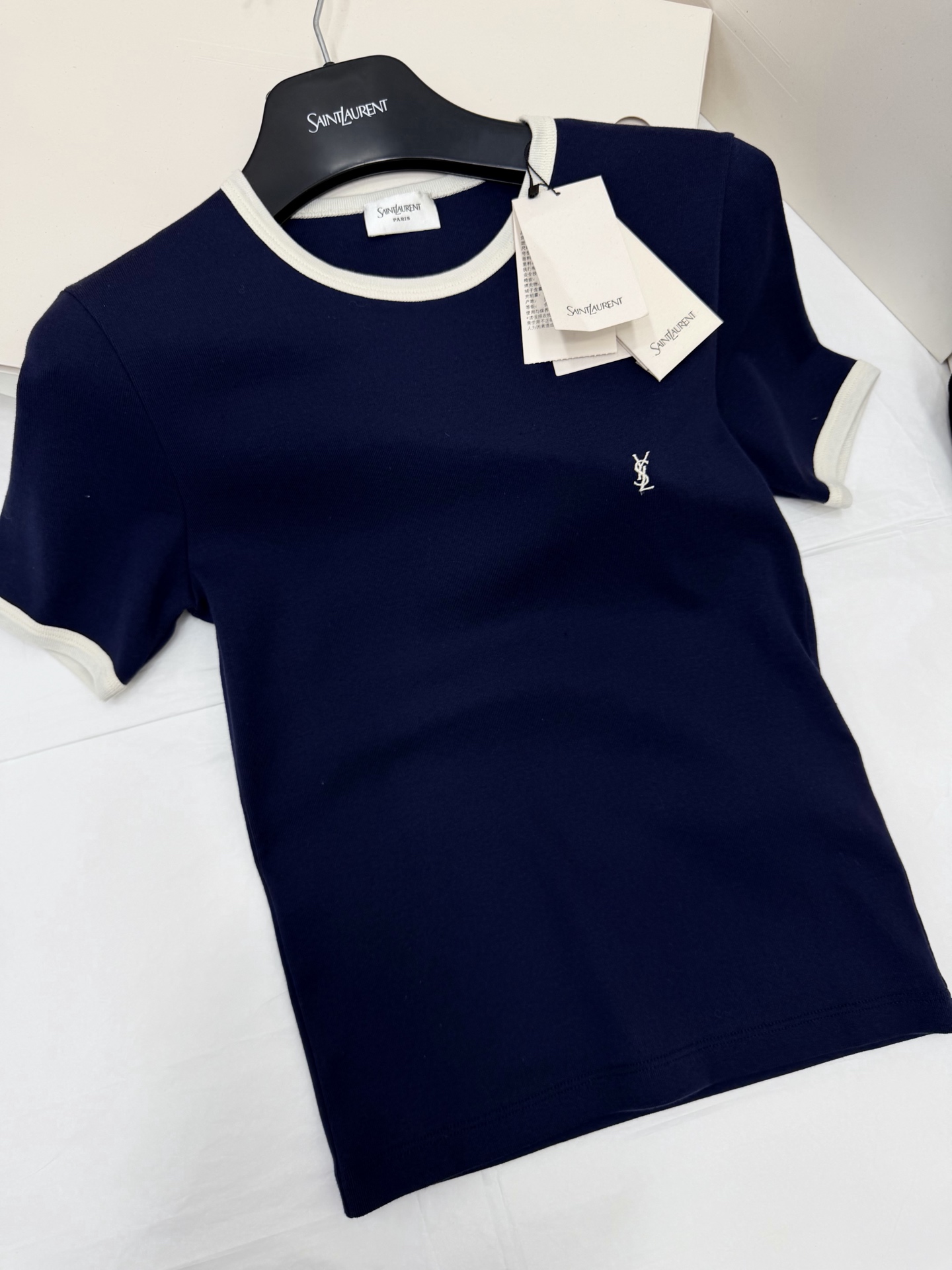 NO:801749,Authentic real shot ~ original development ~ 26ss navy blue contrasting color T-shirt knitted fabric is soft and skin-friendly, white round neck and cuffs are spliced, simple and detailed. The logo embroidery on the chest is super recognizable, slim cut, and shows your figure when worn in spring and summer. It can be easily paired with jeans or skirts for daily commuting and leisure, fashionable and versatile!  SML authentic details,,skirts,jeans,tees,t-shirt,19860909正品实拍～原版开发～ 26ss 藏蓝色撞色T恤针织面料柔软亲肤,白色圆领和袖口拼接,简约又有细节感.胸前logo刺绣超有辨识度,修身剪裁,春夏穿很显身材.日常通勤、休闲都能轻松搭配牛仔裤或半裙,时髦又百搭！SML正品细节,,skirts,jeans,tees，t-shirt,,Women's clothing