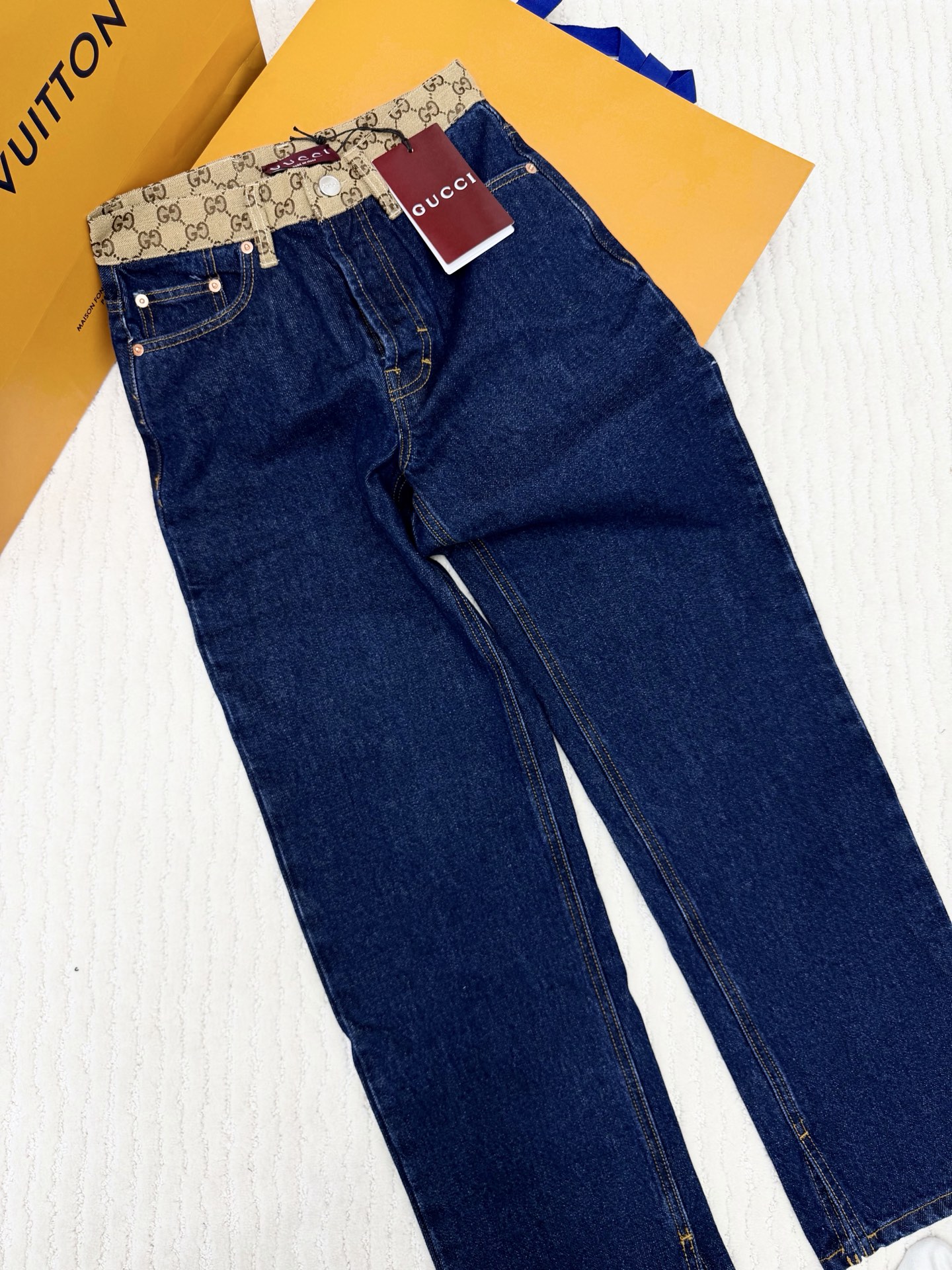 NO:800793,Original development~~ Dark blue high-waisted straight-leg jeans with classic GG presbyopic webbing design, highly recognizable. High-quality denim, wear-resistant and comfortable, stress-free for daily wear. Metal buttons + zippers, perfect details, and the webbing folded trousers have a super sense of design!  It is both retro and modern. It looks great when paired with simple tops or knitted sweaters, and can easily create a fashionable look. SML detailed pictures, real shots,,jeans,19860909原版开发～～ 深蓝色高腰直筒牛仔裤经典GG老花织带设计,辨识度超高.高品质牛仔布,耐磨又舒适,日常穿搭无压力.金属纽扣+拉链,细节满分,织带翻折裤脚超有设计感！复古与现代兼具,搭配简约上衣或针织衫都很出彩,轻松打造时髦造型 SML 细节图实拍,,jeans,,Women's clothing