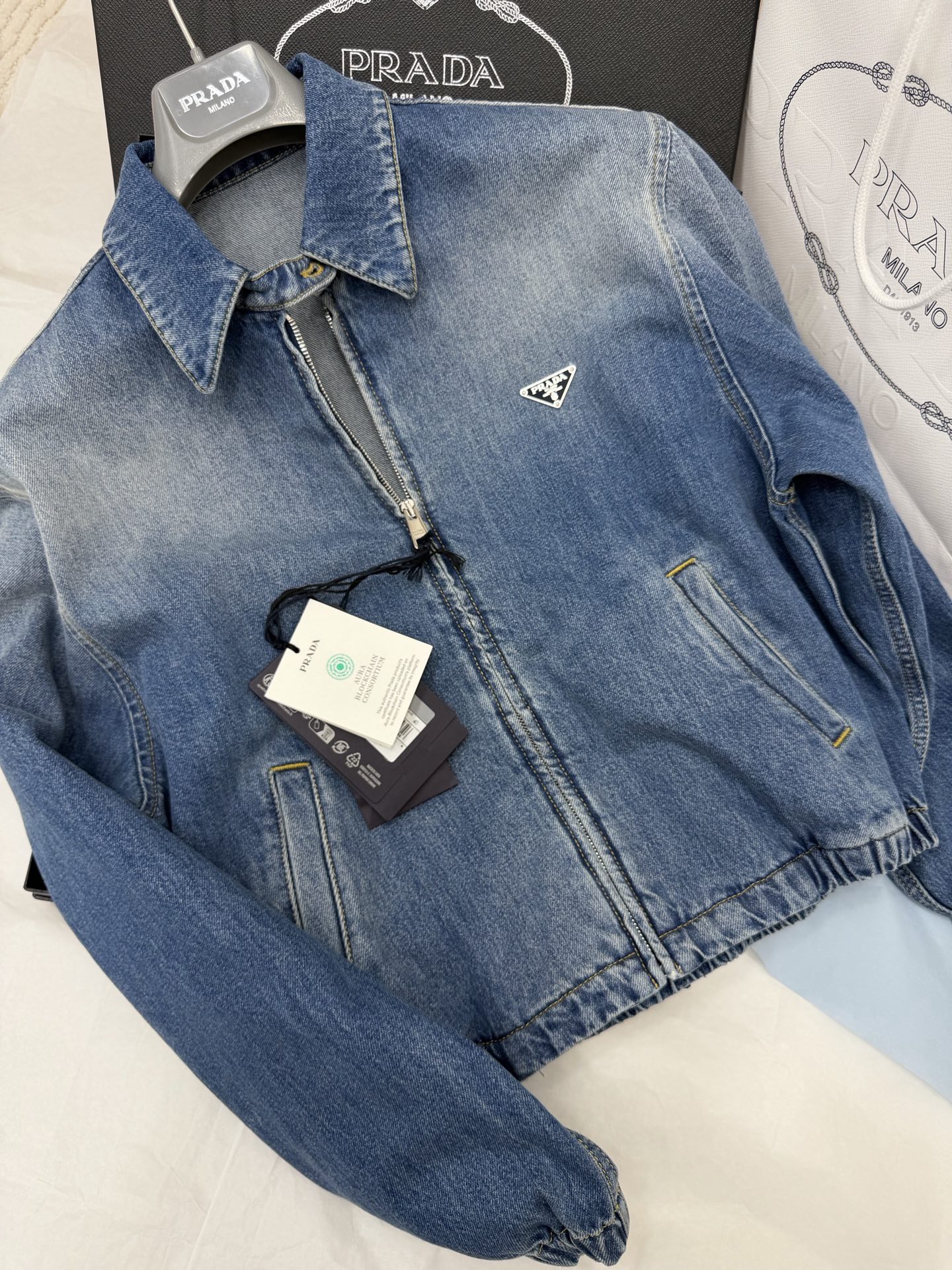 NO:800242,Original development, genuine real shot~~ 26ss denim jacket, light blue washed denim fabric, retro and distressed texture, super classy!  Aviator-style elastic cuffs + metal zipper pockets are practical and fashionable. The triangle logo on the chest low-key highlights the brand identity. The short cut optimizes body proportions and looks great with high-waisted pants or skirts ~ The fabric is crisp and comfortable to wear in spring and autumn, and can be easily used for commuting and leisure!  SML authentic details,,skirts,jackets & coats,19860909原版开发 正品实拍～～ 26ss 牛仔夹克浅蓝水洗丹宁面料,复古做旧质感超有范！飞行员风格弹力袖口+金属拉链口袋,实用又时髦.胸前三角Logo低调彰显品牌身份,短款剪裁优化身材比例,搭配高腰裤或裙装都很出彩～面料挺括,春秋季节穿着舒适,通勤休闲都能轻松驾驭！SML正品细节,,skirts,jackets & coats,,Women's clothing