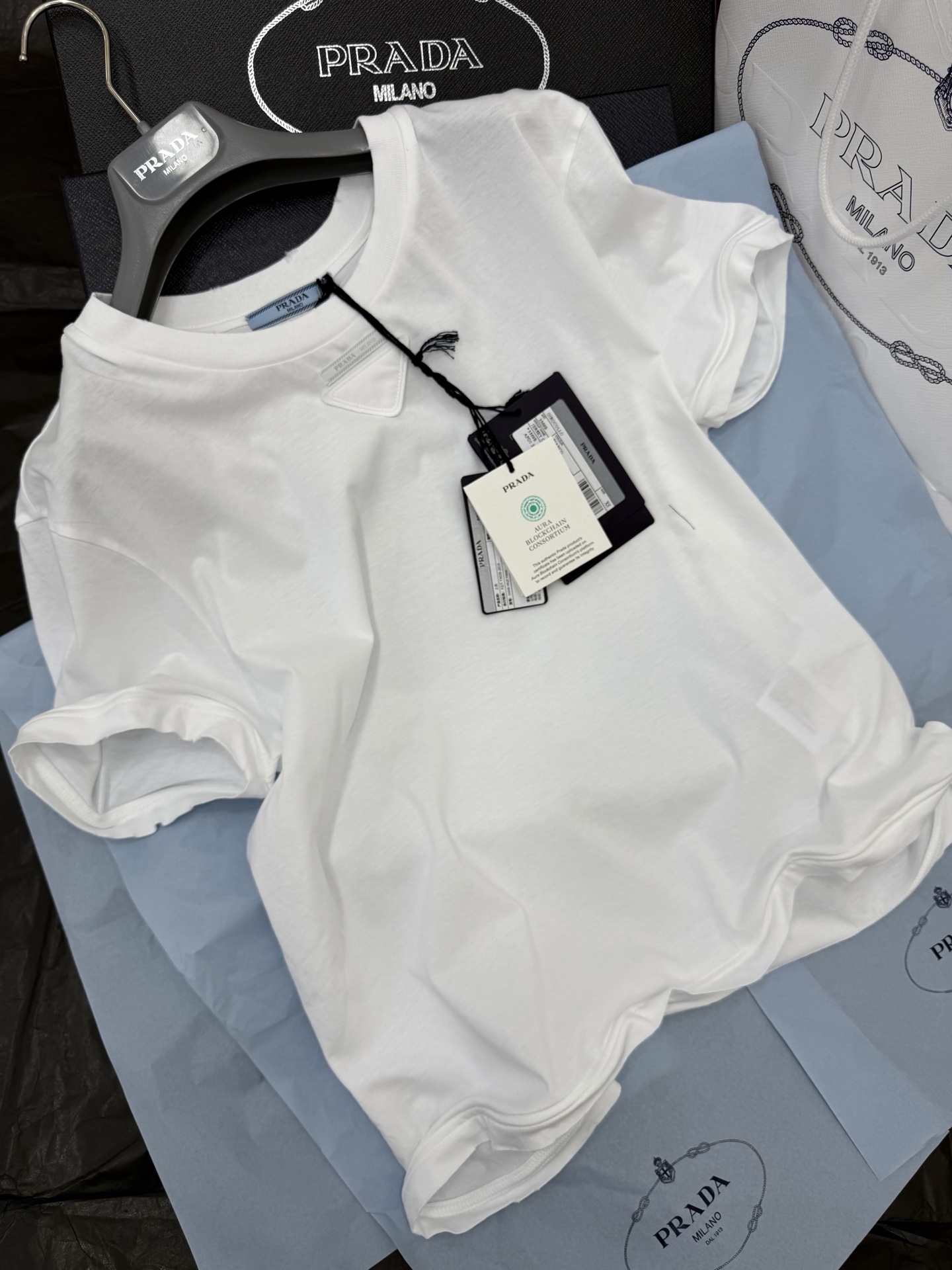 NO:800801,Original development, genuine real shot~~ 26ss white short-sleeved T-shirt, customized yb fabric, high-quality cotton, soft and comfortable, super refreshing to wear in summer!  Simple round neck design, versatile and fashionable, easy to control various styles. The iron wire can be pinched for styling. Control of details is a must!  Whether commuting or casual, it looks good with jeans or casual pants, practical and brand-recognizable. SML authentic details, jeans, T-shirt, tees, t-shirt,19860909原版开发 正品实拍～～ 26ss白色短袖T恤 定制yb面料高品质棉料,柔软舒适,夏天穿超清爽！简约圆领设计,百搭又时髦,轻松驾驭各种风格 可捏造型感的铁丝 细节控必入！无论通勤还是休闲,搭配牛仔裤或休闲裤都很ok,实用又有品牌辨识度 SML正品细节,,jeans,T-shirt,tees，t-shirt,,Women's clothing
