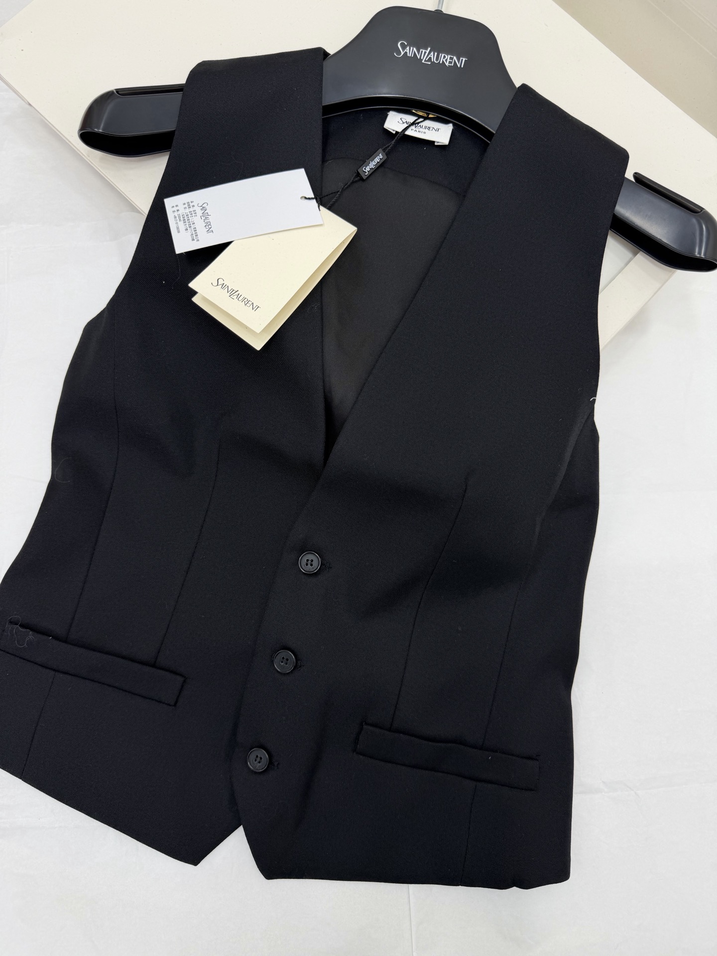 NO:801229,Developed from the original version~~ YSL vest shorts have neat lines and perfect drape. The custom-made fabric is high-grade, comfortable and crisp. It can be worn alone or layered!  The shorts modify the shape of the legs, and the capable temperament is directly lifted ~ it can be easily controlled for commuting, business, and daily life. SML horse vest details,,saint laurent,shorts,19860909原版开发～～ YSL 马甲短裤线条利落,垂坠感满分 定制面料高级,舒适又挺括 单穿or叠穿都很OK！短裤修饰腿型,干练气质直接拉满～通勤、商务、日常都能轻松驾驭 SML 马马甲细节图,,saint laurent,shorts,,Women's clothing