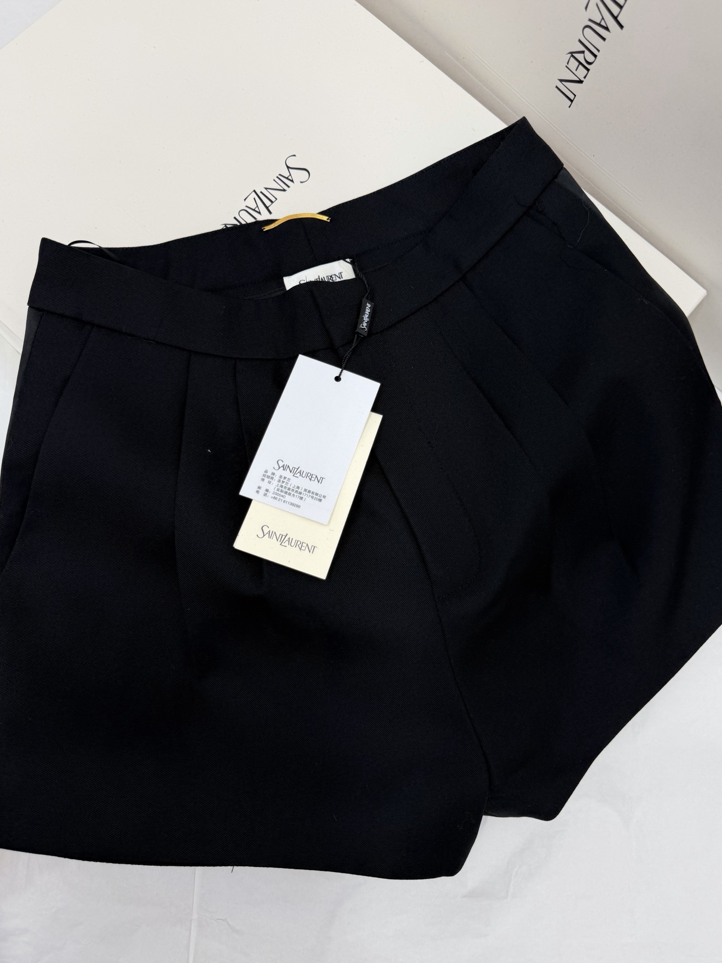 NO:801233,Developed from the original version~~ YSL vest shorts have neat lines and perfect drape. The custom-made fabric is high-grade, comfortable and crisp. It can be worn alone or layered!  The shorts modify the shape of the legs and straighten out the smart temperament ~ It can be easily controlled for commuting, business and daily life. Detailed picture of SML shorts,,saint laurent,shorts,19860909原版开发～～ YSL 马甲短裤线条利落,垂坠感满分 定制面料高级,舒适又挺括 单穿or叠穿都很OK！短裤修饰腿型,干练气质直接拉满～通勤、商务、日常都能轻松驾驭 SML短裤细节图,,saint laurent,shorts,,Women's clothing