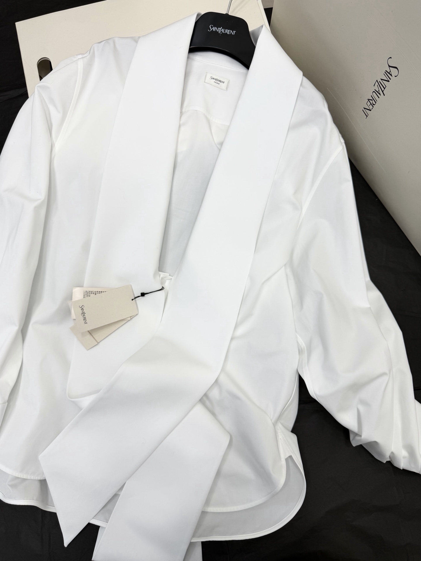 NO:801755,Original development, genuine real shot~~ YSL strappy bow shirt with wide lapel + long strap design, super recognizable!  The sleeves are exaggerated puff sleeves, retro and avant-garde. Whether open as a jacket or tied with a collar, you can easily create an elegant and casual style. It is a popular iconic item on the show!  SML authentic details,,saint laurent,jackets & coats,shirts,19860909原版开发 正品实拍～～ YSL绑带蝴蝶结衬衫宽大翻领+长绑带设计 超有辨识度！袖子是夸张泡泡袖,复古又前卫 无论敞开当外套还是系带领口,都能轻松打造优雅随性风格,是秀场超火的标志性单品！SML 正品细节,,saint laurent,jackets & coats,shirts,,Women's clothing