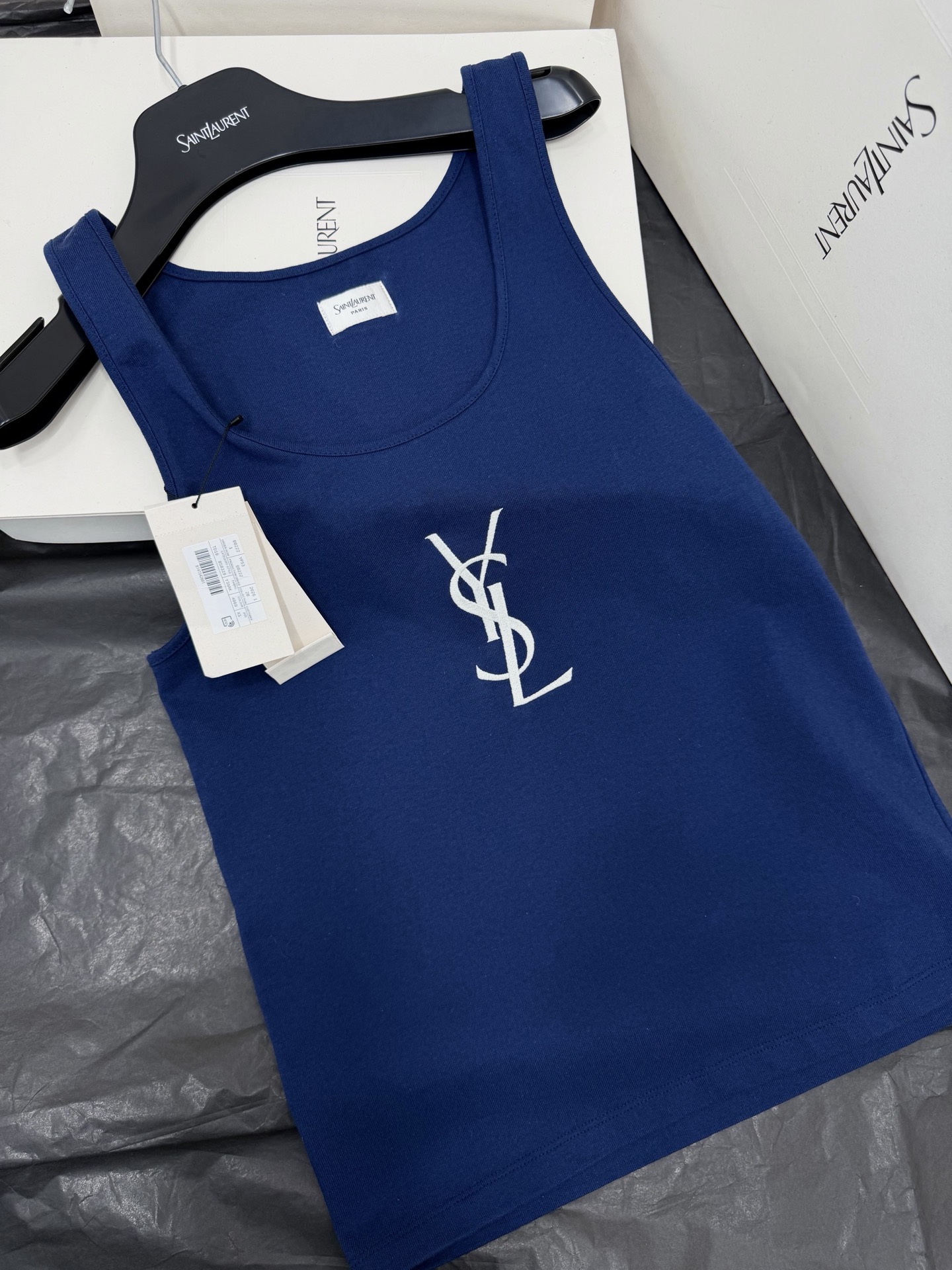 NO:801760,Original development, authentic photos~~ YSL dark blue embroidered vest with white YSL embroidery on the front, simple and recognizable. The U-neck design modifies the neck line, and it is OK to wear alone or layered in spring and summer!  The dark blue tone is white and versatile. It can be easily paired with light-colored or same-color bottoms. It has a refreshing and fashionable feel. It can be easily used for daily outings and parties. It is both fashionable and practical!  SML authentic details,,saint laurent,19860909原版开发 正品实拍～～ YSL深蓝色刺绣背心正面白色YSL刺绣,简约又有辨识度.U领设计修饰颈部线条,春夏单穿或内搭都很OK！深蓝色调显白又百搭,轻松搭配浅色或同色系下装,清爽时髦感满分～日常出街、聚会都能轻松驾驭,时尚实用兼备！SML 正品细节图,,saint laurent,,Women's clothing