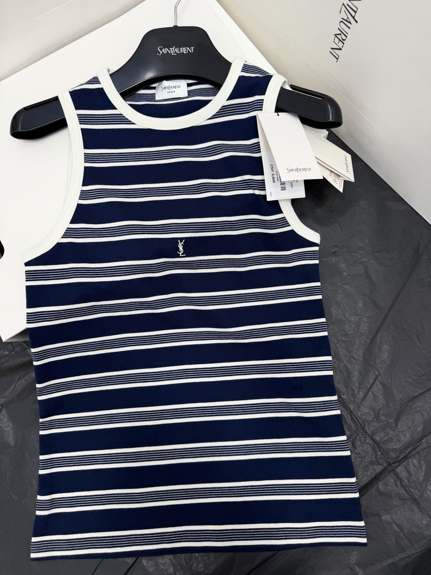 NO:805516,Original development, real shot~~ YSL blue and white striped sleeveless vest, classic navy blue + white stripes, simple and eye-catching!  Cotton knitted fabric, skin-friendly and breathable, super comfortable to wear in summer. Slim fit + white round collar, the shoulder and neck lines are more neat, and the YSL embroidery on the chest is very recognizable. It can be worn alone or layered, and it looks great with jeans, wide-leg pants, and skirts. You can easily get a retro college style or a lazy street feeling!  SML authentic details,,saint laurent,skirts,jeans,19860909原版开发 正品实拍～～ YSL蓝白条纹无袖背心经典海军蓝+白色条纹,简约又耐看！棉质针织面料,亲肤透气,夏天穿超舒服.修身版型+白色圆领,肩颈线条更显利落,胸前YSL刺绣超有辨识度.单穿or内搭都OK,搭配牛仔裤、阔腿裤、半裙都很出彩,轻松get复古学院风or慵懒街头感！SML 正品细节,,saint laurent,skirts,jeans,,Women's clothing