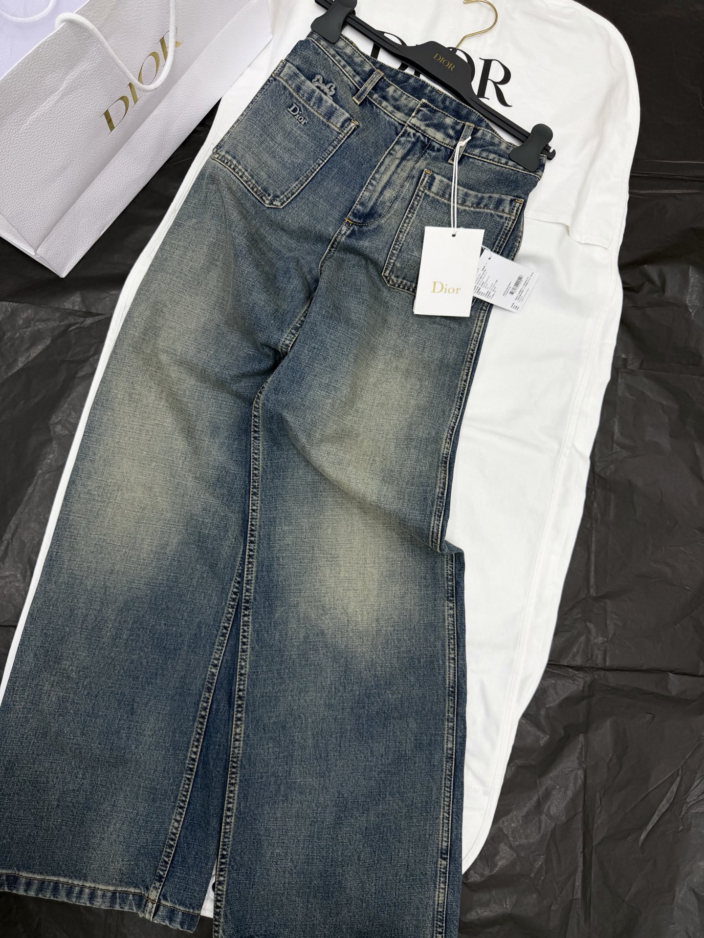NO:801220,Original development and real shots~~ Retro wide-leg jeans are made of high-quality washed denim, and the gradient colors are super textured!  High waist + loose straight design, slimming and flattering leg shape, perfect comfort. Dior logo details on the back pocket, full of brand feel. It can be easily used for daily commuting and leisure. It looks great with simple tops or retro items, and you can easily get a high-end look!  SML authentic details,,dior,jeans,19860909原版开发 正品实拍～～ 复古阔腿牛仔裤采用高品质水洗牛仔布,渐变色调超有质感！高腰+宽松直筒设计,显瘦又修饰腿型,舒适度满分.后袋有Dior标志细节,品牌感十足.日常通勤、休闲都能轻松驾驭,搭配简约上衣或复古单品都很出彩,轻松get高级感穿搭！SML正品细节,,dior,jeans,,Women's clothing