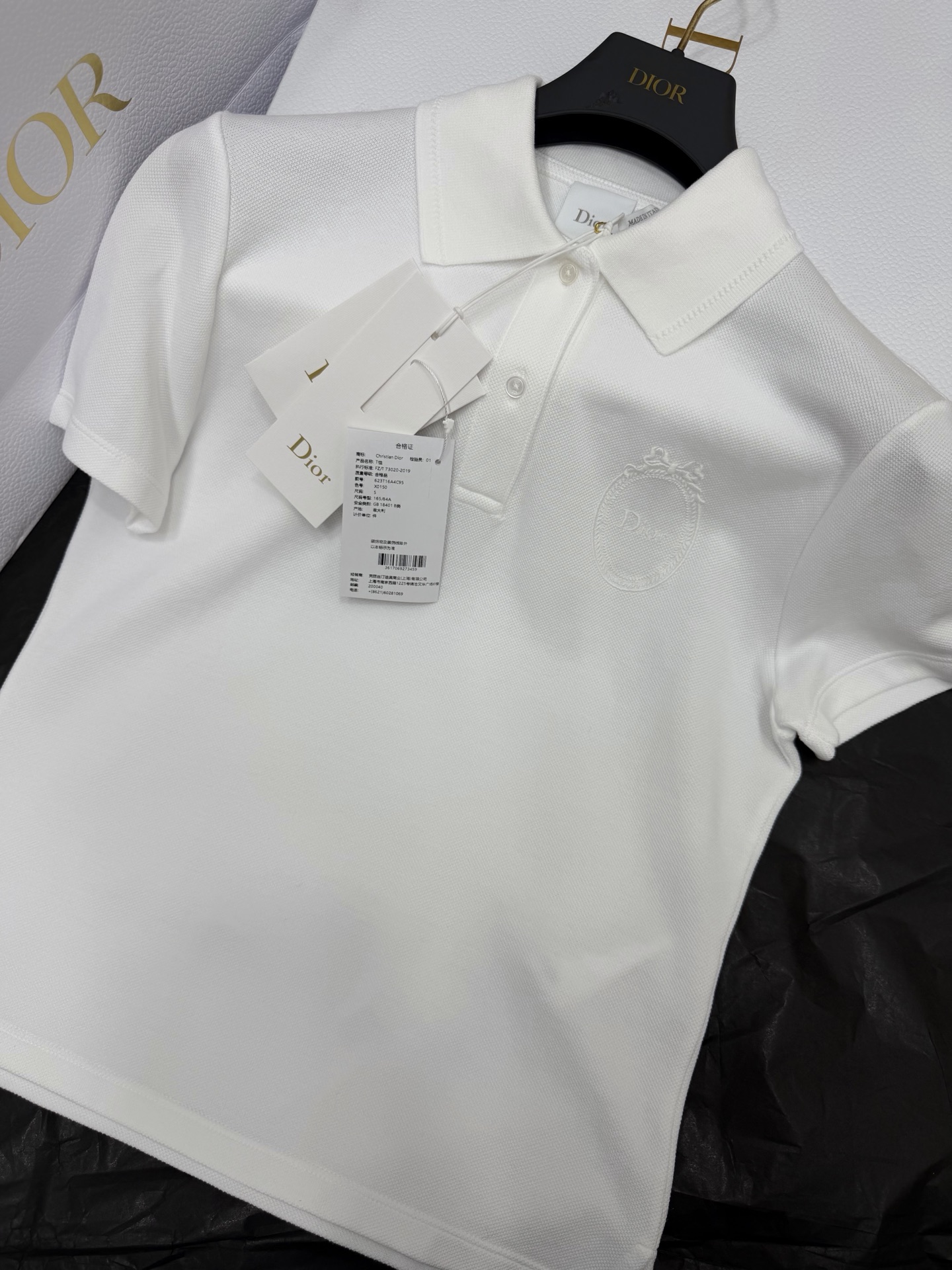 NO:822953,Original development, genuine real shot~~ 26ss white embroidered Polo shirt customized with yb fabric, soft and breathable, super comfortable to wear in summer!  The classic lapel + brand embroidery on the chest are low-key and recognizable. The short-sleeve design with right shoulders modifies the shoulder lines, making it easy to wear for both commuting and leisure. The white color is versatile and looks great with jeans or skirts. You can easily get the simple and elegant style!  SML authentic details,,skirts,jeans,T-shirt,19860909原版开发 正品实拍～～ 26ss白色刺绣Polo衫定制yb面料柔软透气,夏天穿超舒服！经典翻领+胸前品牌刺绣,低调又有辨识度.正肩短袖设计,修饰肩部线条,通勤休闲都能轻松驾驭.白色百搭,配牛仔裤或半身裙都很出彩,简约优雅风格轻松get！SML正品细节,,skirts,jeans,T-shirt,,Women's clothing