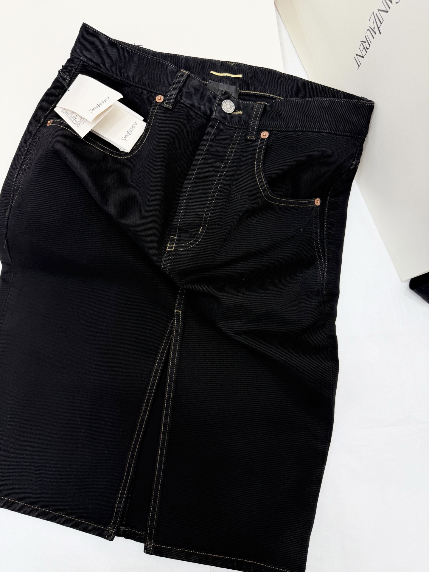 NO:807829,Original development, genuine real shot~~ YSL black denim skirt yb custom washed denim A-line version is super slim, pear-shaped body friendly!  The high-waist design modifies the waistline and elongates the leg proportions. The black color is versatile and can be easily used for daily commuting and leisure. It looks great with T-shirts, shirts or knitted vests, and can easily switch between multiple styles ~ SML authentic details, saint laurent, skirts, shirts, tees, t-shirt,19860909原版开发 正品实拍～～ YSL黑色牛仔短裙yb定制洗水牛仔布 A字版型超显瘦,梨形身材友好！高腰设计修饰腰线,拉长腿部比例,黑色百搭,日常通勤、休闲都能轻松驾驭 搭配T恤、衬衫或针织背心都很出彩,轻松切换多种风格～SML 正品细节,,saint laurent,skirts,shirts,tees，t-shirt,,Women's clothing