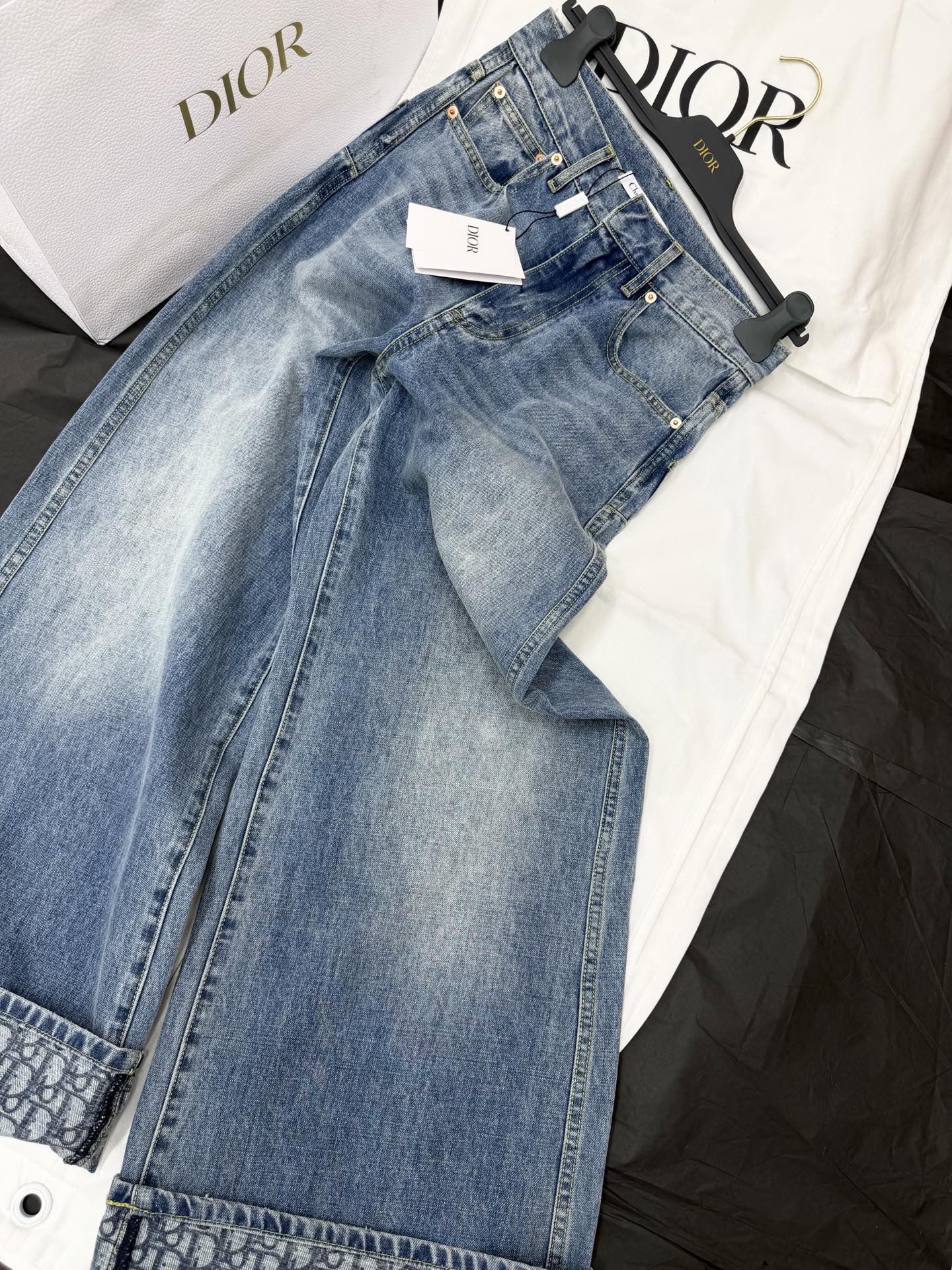 NO:806204,The original developed 26ss presbyopic retro jeans are made of high-quality denim, washed and distressed, with a full retro feel. The slightly flared pants modify the leg shape, making you look slimmer and taller, and are friendly to pear-shaped figures!  The high-waisted design elongates the proportions, and looks great when paired with a blouse or shirt. The hems of the trousers with presbyopia details are super design-friendly and can be easily worn for daily commuting or leisure. It is a must-have and versatile item in the wardrobe!  SML detailed pictures, real shots, jeans, shirts,19860909原版开发 26ss 老花复古牛仔裤采用高品质牛仔布,水洗做旧工艺,复古感满满.微喇裤型修饰腿型,显瘦又显高,梨形身材友好！高腰设计拉长比例,搭配短上衣或衬衫都很出彩.裤脚折边老花细节超有设计感,日常通勤或休闲都能轻松驾驭,是衣橱必备百搭单品！SML细节图实拍,,jeans,shirts,,Women's clothing