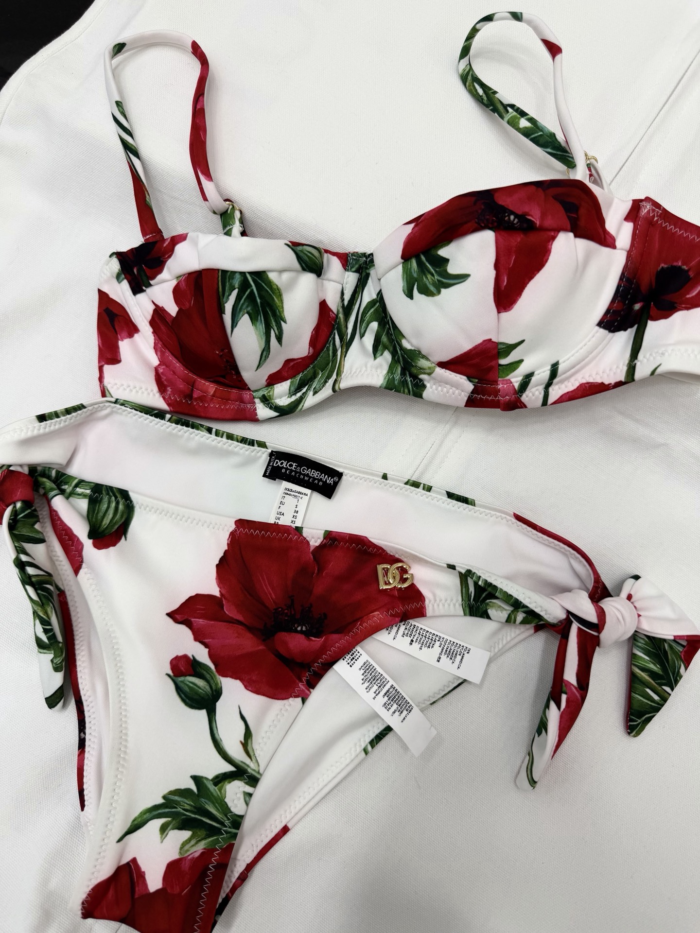 NO:808331,Original development~~ The rose print swimsuit is mainly made of classic red roses. It looks very elegant and noble. The original customized fabric is soft, delicate, skin-friendly and breathable, suitable for various occasions. Fashionable and refined holiday must-have SM. Detailed pictures, real photos, swimsuits,19860909原版开发～～ 玫瑰印花泳衣以经典的红玫瑰为主 显得非常优雅和高贵 原版定制面料 柔软细腻且亲肤透气,适合多种场合穿着 时髦精度假必备 SM 细节图实拍,,swimsuits,,Women's clothing