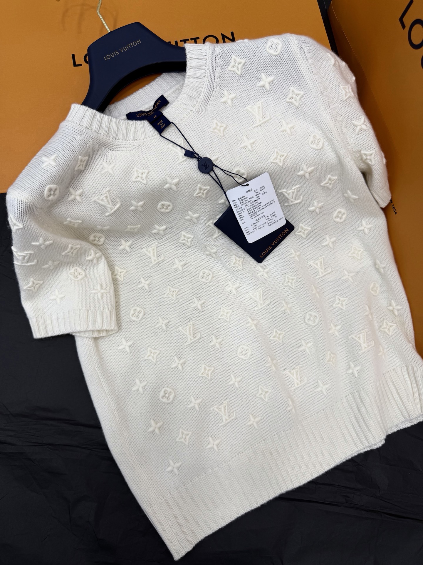 NO:802965,Original development, genuine real shot~~ 26ss white embossed cashmere sweater is made of cashmere, soft and skin-friendly, three-dimensional embossed presbyopia pattern, full of concave and convex texture, exquisite details, high-end texture. Short-sleeved round neck design, modified shoulder lines, versatile to wear alone or inside, easy to control for commuting and dating. The milky white tone is gentle and noble, easily creating a relaxed and noble atmosphere. SML authentic details, T-shirt,19860909原版开发 正品实拍～～ 26ss白色浮雕羊绒针织衫采用羊绒,柔软亲肤 立体浮雕老花图案,凹凸肌理感满满,细节精致,质感高级.短袖圆领设计,修饰肩部线条,单穿或内搭都很百搭,通勤约会都能轻松驾驭.奶白色调温柔显贵,轻松打造松弛贵气氛围感 SML正品细节,,T-shirt,,Women's clothing