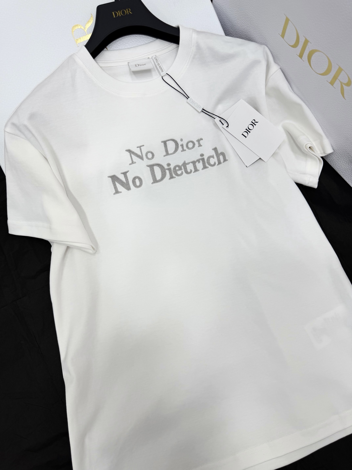 NO:806222,Original development~~ 26ss letter embroidered round neck short sleeve white cotton material, soft and breathable, super comfortable to wear in summer!  The gray 'No Dior No Dietrich' embroidery on the chest is simple and recognizable. The loose version can be easily controlled by both men and women, comfortable and fashionable. It can be worn daily or on vacation. It looks great with jeans or skirts, and you can easily get a sense of luxury. SML detailed pictures, real shots, dior, skirts, jeans, T-shirts,19860909原版开发～～ 26ss 字母刺绣圆领短袖白色纯棉材质,柔软透气,夏天穿超舒服！胸前“No Dior No Dietrich”灰色刺绣,简约又有辨识度.宽松版型,男女都能轻松驾驭,舒适又时髦.日常、度假都能穿,随便搭牛仔裤或半裙都很出彩,轻松get高级感 SML 细节图实拍,,dior,skirts,jeans,T-shirt,,Women's clothing