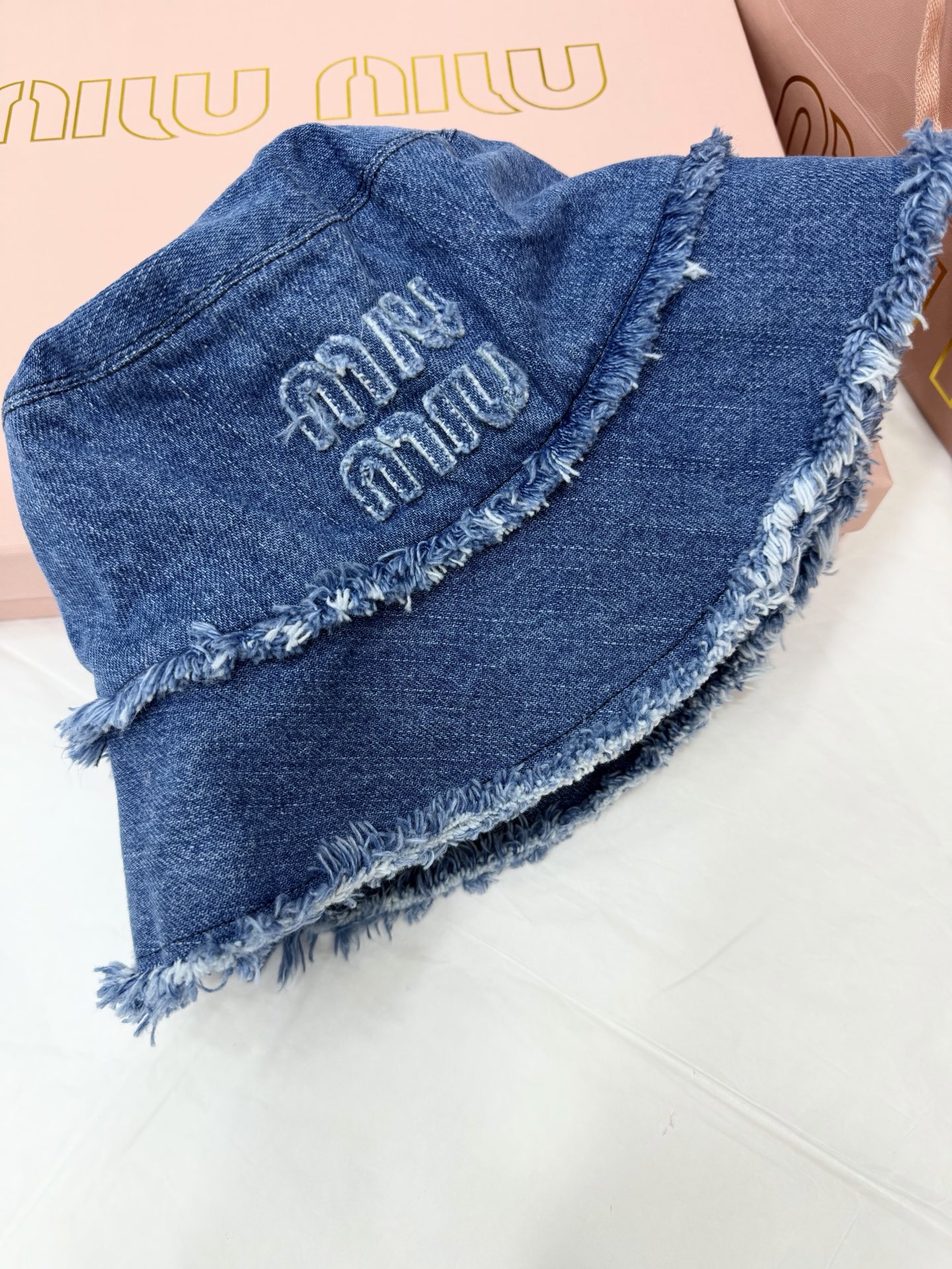 NO:802968,Original development~~ The denim fisherman hat is designed with blue denim + raw edges, retro and casual!  The brand embroidery on the front is very recognizable, the width of the brim is just right, the sun protection is fashionable, and it is suitable for daily street or outdoor use. The denim is breathable and durable, so it is very suitable to wear in spring and autumn. It goes well with casual or retro styles, and can easily enhance the look!  Detailed photos of one size fits all, espadrilles, hats,19860909原版开发～～ 牛仔渔夫帽采用蓝色牛仔布+毛边设计,复古又随性！正面品牌刺绣超有辨识度,帽檐宽度刚好,遮阳又时髦,日常出街或户外都OK.牛仔布透气耐用,春秋季节戴超合适,搭配休闲风或复古风都很出彩,轻松提升造型感！均码细节图实拍,,espadrilles,hats,,Women's clothing