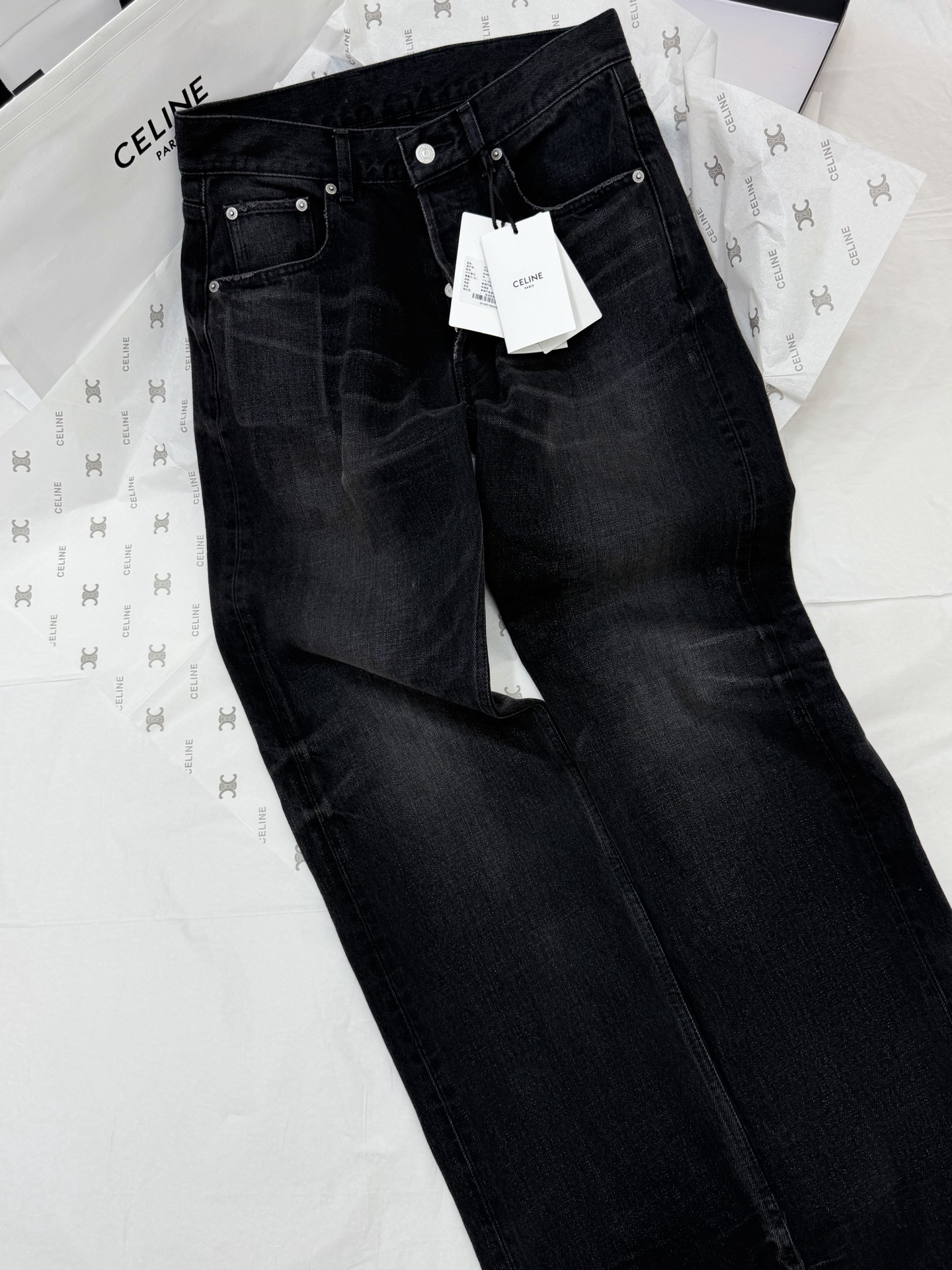 NO:807832,Original development, genuine real shot~~ 26ss black and gray jeans, yb customized fabric, classic washed denim, retro and distressed texture, super classy!  The straight version modifies the leg shape, making you appear slimmer and taller. The black and gray are low-key and versatile, and can be worn with any sweatshirt or shirt. You can easily switch between commuting or casual style. Consistently high quality, a must-have for fashionable essentials. SML authentic details, hoodie, sweatshirts, jeans, shirts,19860909原版开发 正品实拍～～ 26ss黑灰色牛仔裤yb定制面料经典水洗牛仔布,复古做旧质感超有范！直筒版型修饰腿型,显瘦又显高.黑灰色低调百搭,随便配卫衣、衬衫都OK,轻松切换通勤or休闲风 一贯的高品质 时髦精必备 SML 正品细节,,hoodie,sweatshirts,jeans,shirts,,Women's clothing