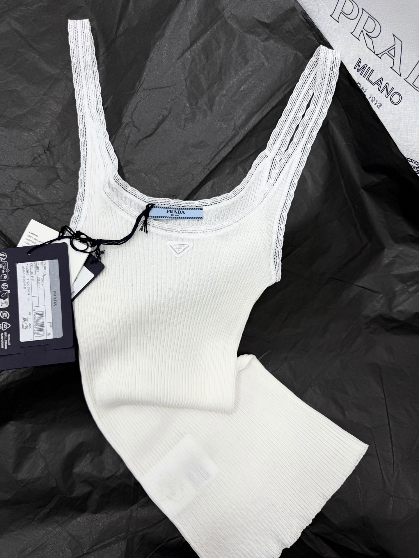 NO:807835,Original development, genuine real shot~~ 26ss lace embroidered vest is made of soft rib knitting, which is elastic and close to the body. It is super comfortable to wear in summer!  Lace trim on the shoulder straps + triangle logo on the chest, perfect details. Simple design, versatile to wear alone or inside, easy to match with high-waisted pants, skirts, retro or casual style ~ can be worn daily or on vacation, comfortable and brand-recognizable, a must-have for fashionable girls. Black and white SML authentic details,,skirts,19860909原版开发 正品实拍～～ 26ss 蕾丝绣边背心采用柔软罗纹针织,弹性好又贴身,夏天穿超舒服！肩带蕾丝边+胸前三角Logo,细节满分 简约设计,单穿或内搭都很百搭,轻松搭配高腰裤、半裙,复古or休闲风都能驾驭～日常、度假都能穿,舒适又有品牌辨识度,时髦女孩必备 黑色白色 SML 正品细节,,skirts,,Women's clothing