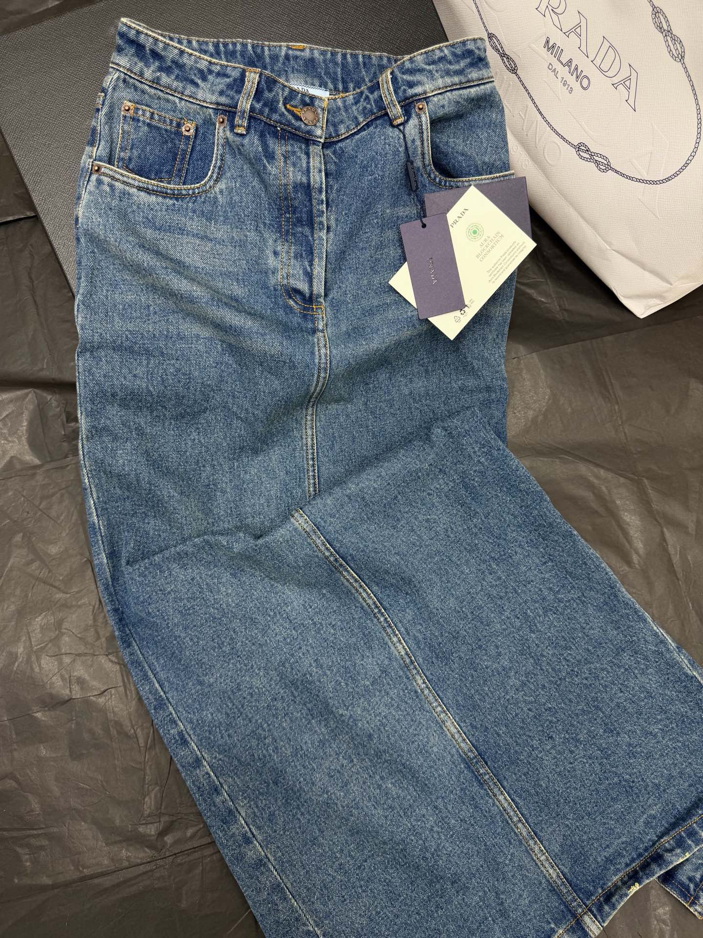 NO:800231,Original development~~ Prada triangle logo denim skirt is made of high-quality washed denim, retro blue and super textured!  Triangular metal logo on the back pocket ~ The high-waisted straight version shows long legs and is very friendly to pear-shaped figures!  The back slit design makes it easier to walk and is a little sexy. It has perfect versatility. Whether it is paired with a T-shirt, a shirt or a sweater, it can be easily worn with a casual and fashionable feel. It is a must-have for daily outings!  SML detailed pictures, prada, skirts, shirts, tees, t-shirt,19860909原版开发～～ Prada三角标牛仔半裙采用高品质水洗牛仔布,复古蓝色超有质感！后袋三角金属logo～高腰直筒版型超显腿长,对梨形身材超友好！后开叉设计走路更方便,还带点小性感.百搭属性满分,无论配T恤、衬衫还是针织衫,都能轻松穿出随性时髦感,日常出街必备！SML 细节图实拍,,prada,skirts,shirts,tees，t-shirt,,Women's clothing