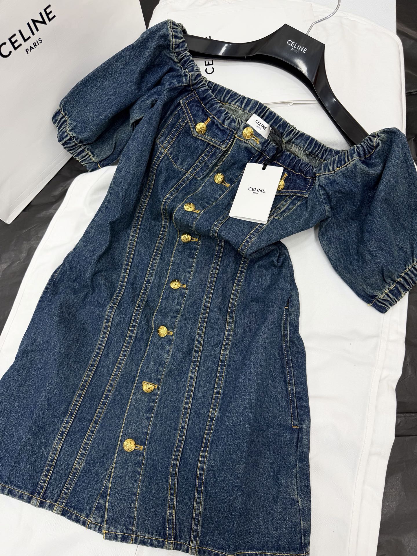 NO:801226,Original development~~ The classic denim dress is made of dark blue denim material, with one shoulder + puff sleeve design, retro and fashionable. The front is embellished with metal buttons, and the details are perfect. It is suitable for daily or light formal occasions. Pair it with sandals or short boots, and you can easily get a casual and elegant style~ SM detailed pictures, real photos, sandals, boots, skirts,19860909原版开发～～ 经典款牛仔连衣裙采用深蓝丹宁材质,一字肩+泡泡袖设计,复古又时髦.正面金属纽扣点缀,细节满分 适合日常或轻正式场合穿搭.搭配凉鞋或短靴,轻松get休闲优雅风～ SM细节图实拍,,sandals,boots,skirts,,Women's clothing