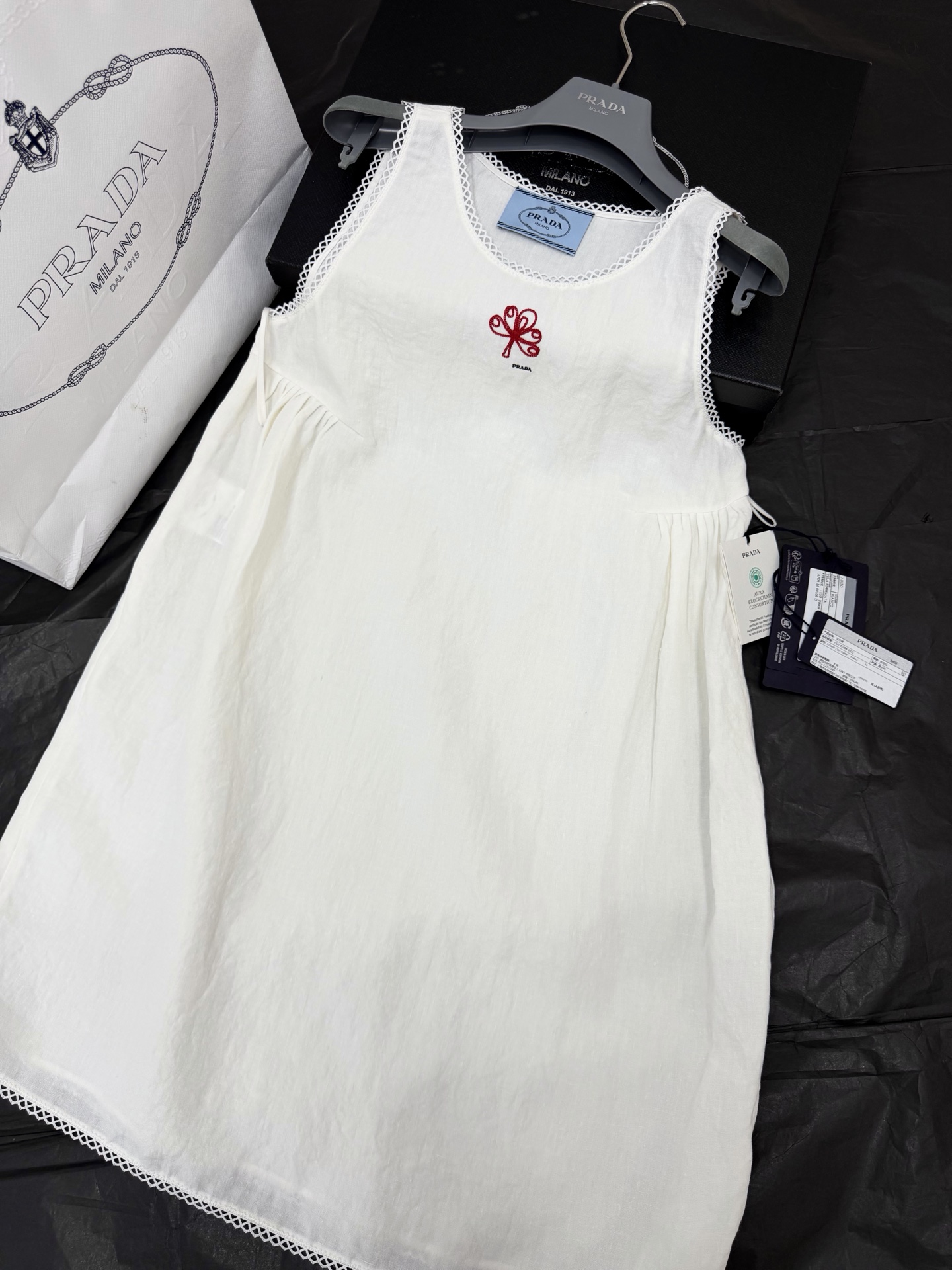 NO:835043,Original development, genuine real shot~~ Linen white sleeveless dress made of YB customized fabric, super comfortable to wear in summer!  The red flower embroidery on the chest + brand logo is perfect for recognition. The lace details are full of girlishness, and the A-line version is slim and tolerant. The round-neck sleeveless design is refreshing and suitable for daily outings, exhibitions or vacations. It goes well with sandals and white shoes, and you can easily get a summer atmosphere. SML,,sandals,skirts,19860909原版开发 正品实拍～～ 亚麻白色无袖连衣裙YB定制面料,夏天穿超舒服！胸前红色花朵刺绣+品牌标识,辨识度满分.蕾丝包边细节,少女感十足,A字版型显瘦又包容身材.圆领无袖设计清爽,日常出街、逛展或度假都很适合,搭配凉鞋、小白鞋都很OK,轻松get夏日氛围感穿搭 SML,,sandals,skirts,,Women's clothing