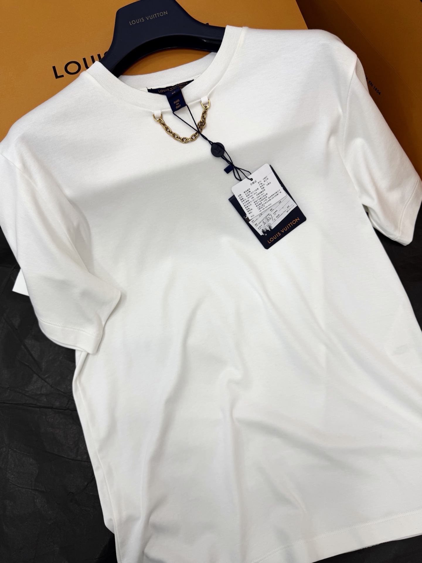 NO:807210,Original development, genuine real shot~~ 26ss white short-sleeved T-shirt, yb customized high-quality cotton material, soft and breathable, super comfortable to wear in summer!  Simple and high-end, you can easily create a cleanfit style. Whether commuting or casual, it is versatile with jeans or casual pants, and you can easily wear it with a sense of fashion!  SML authentic details,,jeans,T-shirt,tees,t-shirt,19860909原版开发 正品实拍～～ 26ss 白色短袖T恤yb定制高品质棉料,柔软透气,夏天穿超舒服！简约又高级,轻松打造cleanfit风格 无论通勤还是休闲,搭配牛仔裤或休闲裤都很百搭,轻松穿出时尚感！SML 正品细节,,jeans,T-shirt,tees，t-shirt,,Women's clothing