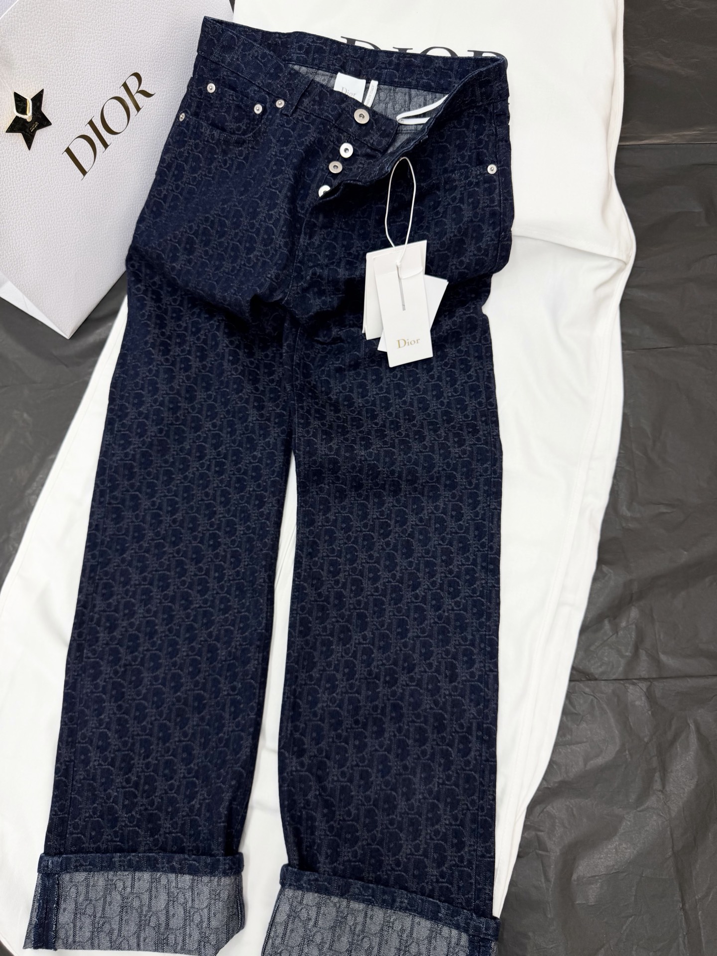NO:839722,Original development, genuine real shot~~ 26ss presbyopic straight-leg jeans, dark blue denim + classic Oblique presbyopic pattern, highly recognizable!  The straight version modifies the leg shape, the cuffed trouser legs are fully detailed, and the mid-waist cut is comfortable and fashionable. Whether paired with a shirt or a sweater, you can easily create a retro feel. SML,,jeans,shirts,19860909原版开发 正品实拍～～ 26ss老花直筒牛仔裤深蓝丹宁+经典Oblique老花图案,辨识度超高！直筒版型修饰腿型,裤脚翻边设计细节满分,中腰剪裁舒适又时髦.无论搭配衬衫还是针织衫,轻松打造复古感 SML,,jeans,shirts,,Women's clothing