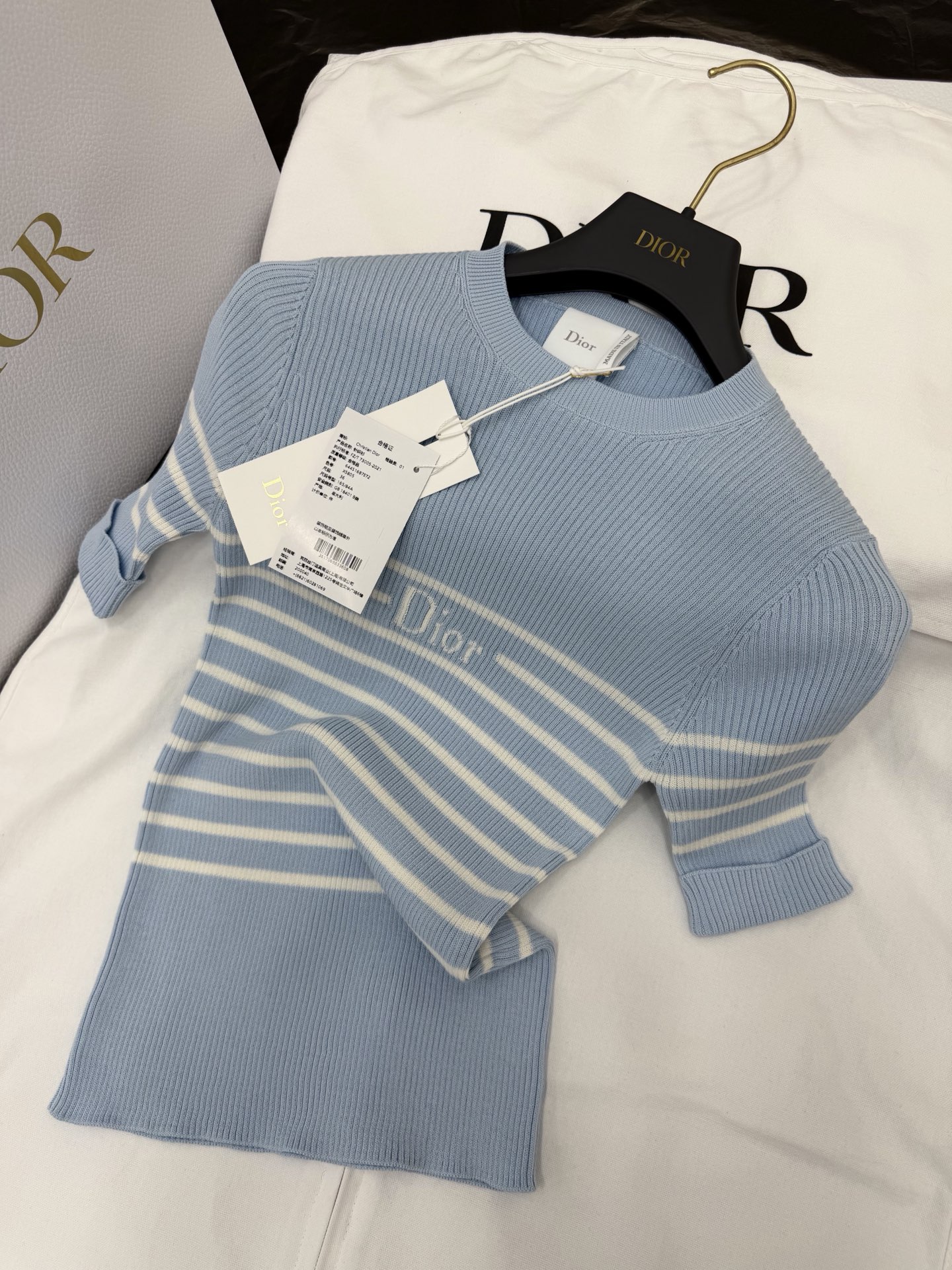 NO:807204,Original development, real shot~~ 26ss blue and white striped knitted short-sleeved ice blue with white stripes, low-key and exquisite logo on the chest. Soft knitted fabric, close to the skin and comfortable, perfect for spring and summer!  The round neck + short sleeve design is simple and elegant, easily creating a French lazy style. Whether worn with jeans or a skirt, it can show a high-end and relaxed atmosphere. SML authentic details, skirts, jeans, T-shirts,19860909原版开发 正品实拍～～ 26ss蓝白条纹针织短袖冰蓝色搭配白色条纹,胸前Logo低调精致 柔软针织面料,贴肤舒适,春夏穿超合适！圆领+短袖设计,简约又优雅,轻松打造法式慵懒风.无论搭牛仔裤还是半裙,都能展现高级感与松弛氛围 SML 正品细节,,skirts,jeans,T-shirt,,Women's clothing