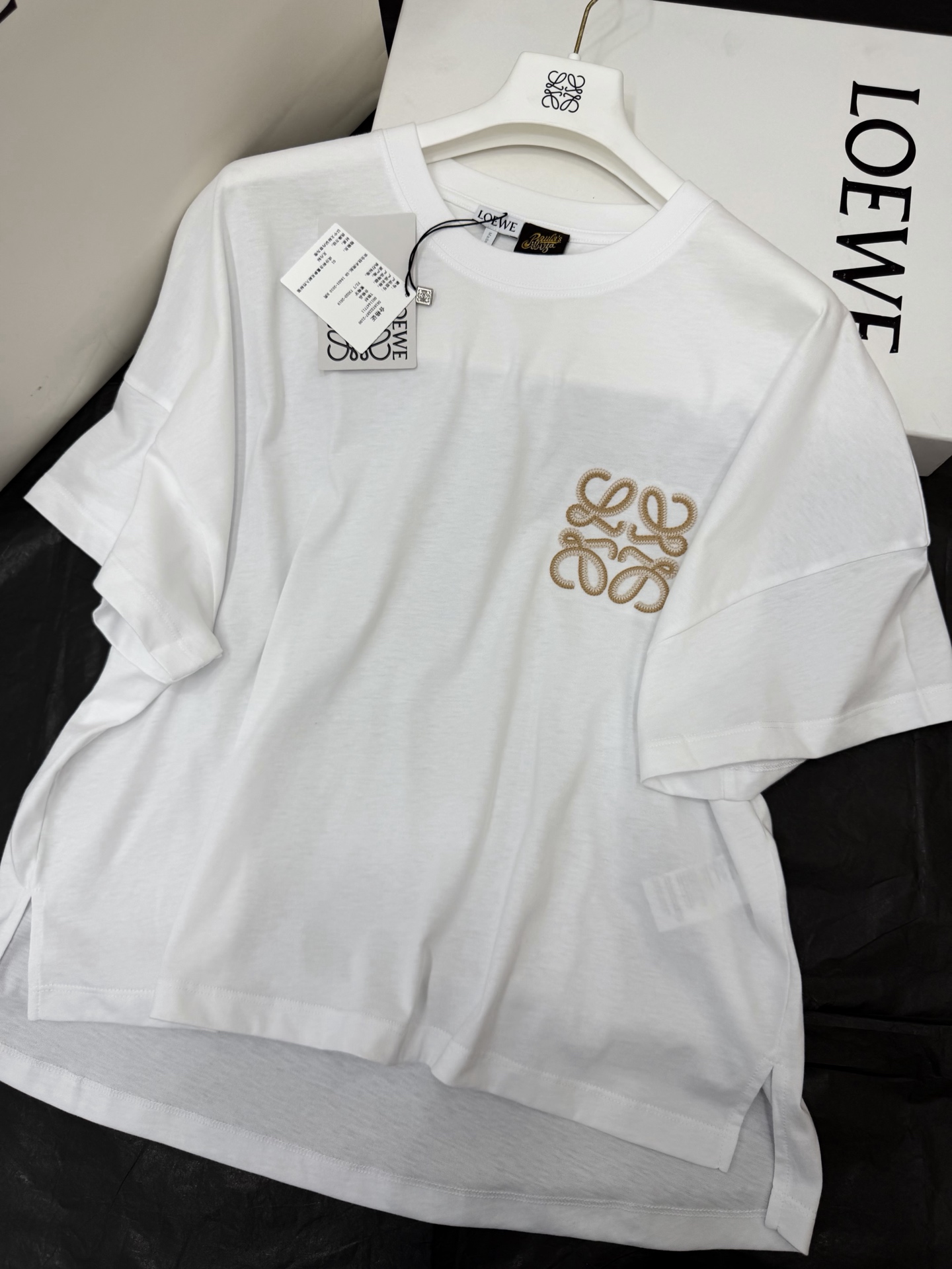 NO:807207,Original development, genuine real shot~~ 26ss white T-shirt yb custom made of pure cotton material, soft and breathable, super comfortable to wear in summer!  The gold embroidered logo on the chest is low-key and recognizable. The loose shoulder design accommodates a variety of body shapes and can easily create a lazy holiday style. It goes well with jeans or medium pants and can be easily worn for commuting and vacation. SML authentic details, jeans, tees, t-shirts,19860909原版开发 正品实拍～～ 26ss白色T恤yb定制采用纯棉材质 柔软透气,夏天穿超舒服！胸前金色刺绣Logo,低调又有辨识度 宽松落肩设计,包容多种身材,轻松打造慵懒度假风搭配牛仔裤或中裤都很出彩,通勤、度假都能轻松驾驭 SML 正品细节,,jeans,tees，t-shirt,,Women's clothing