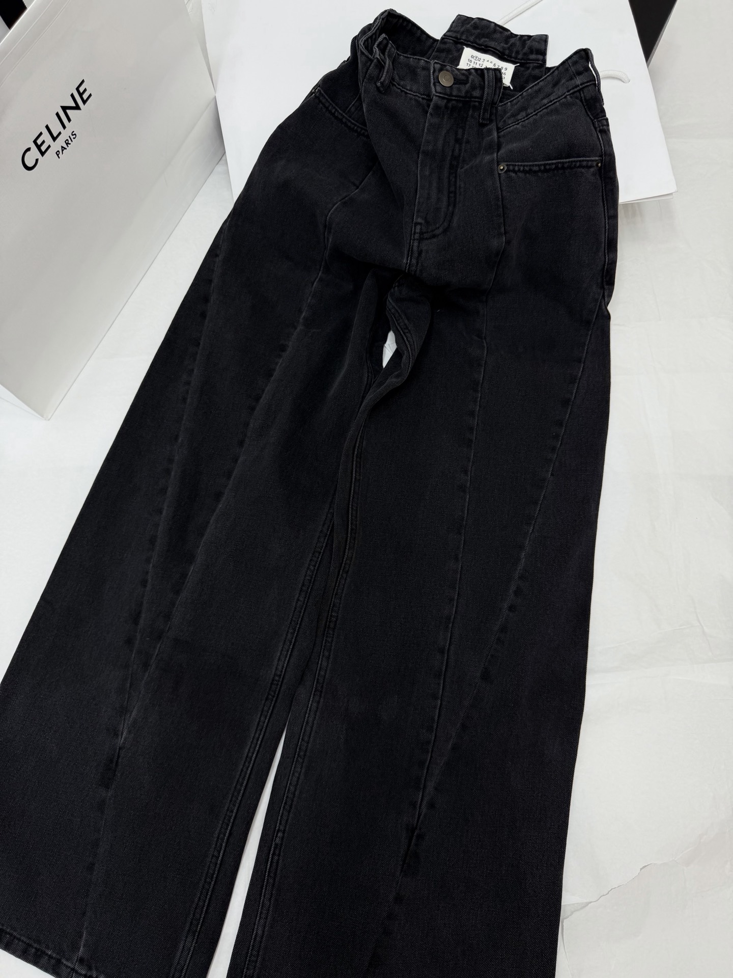 NO:802440,Original development~~ High-waisted wide-leg jeans are made of classic denim, which has good drape and durability. The loose straight design shows long legs and is friendly to pear-shaped figures!  The high-waist cut modifies the waistline and has a perfect slimming effect. The black color is versatile and can be easily worn for commuting and leisure. It looks great with a vest, shirt or T-shirt. It is lazy and casual. SML details are shot in real photos, jeans, shirts, tees, t-shirts,19860909原版开发～～ 高腰阔腿牛仔裤采用经典牛仔布,垂感好又耐穿,宽松直筒设计超显腿长,梨形身材友好！高腰剪裁修饰腰线,显瘦效果满分 黑色百搭,通勤休闲都能轻松驾驭,搭配背心 衬衫或T恤都很出彩 慵懒随性 SML 细节图实拍,,jeans,shirts,tees，t-shirt,,Women's clothing