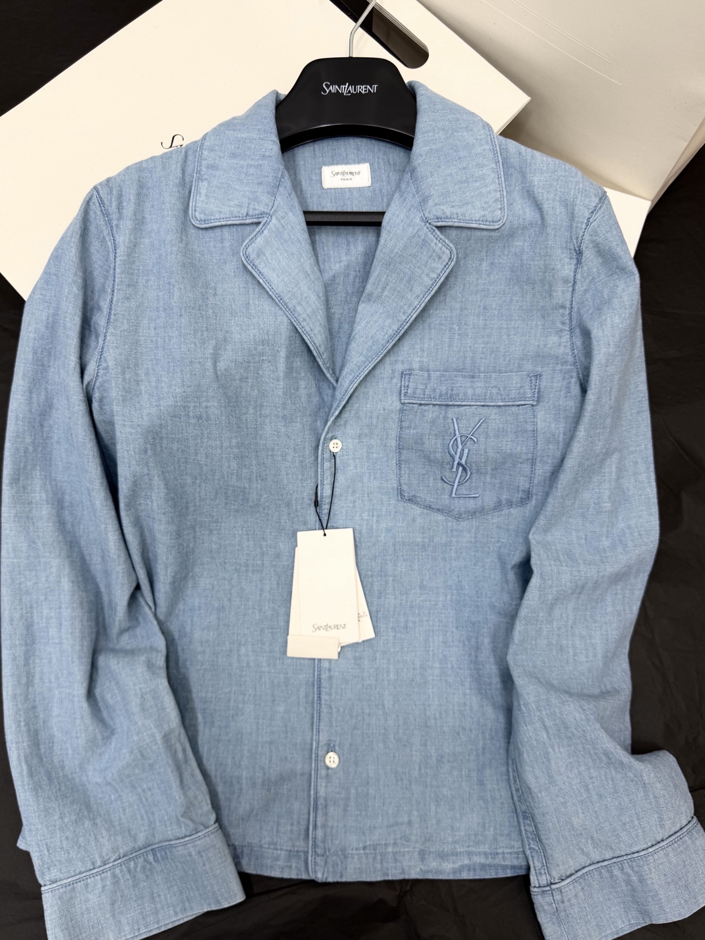 NO:805518,Original development, real shot~~ Lapel shirt yb customized light blue washed cotton fabric, loose fit + lapel design, logo embroidery on the chest is very recognizable. The overall style is relaxed and casual, full of French lazy atmosphere. Minimalist and fashionable high-end!  SML authentic details, shirts,19860909原版开发 正品实拍～～ 翻领衬衫yb定制浅蓝水洗棉面料,宽松版型+翻领设计,胸前logo刺绣超有辨识度 整体风格松弛随性,法式慵懒氛围感满满 极简时髦儿的高级！SML正品细节,,shirts,,Women's clothing
