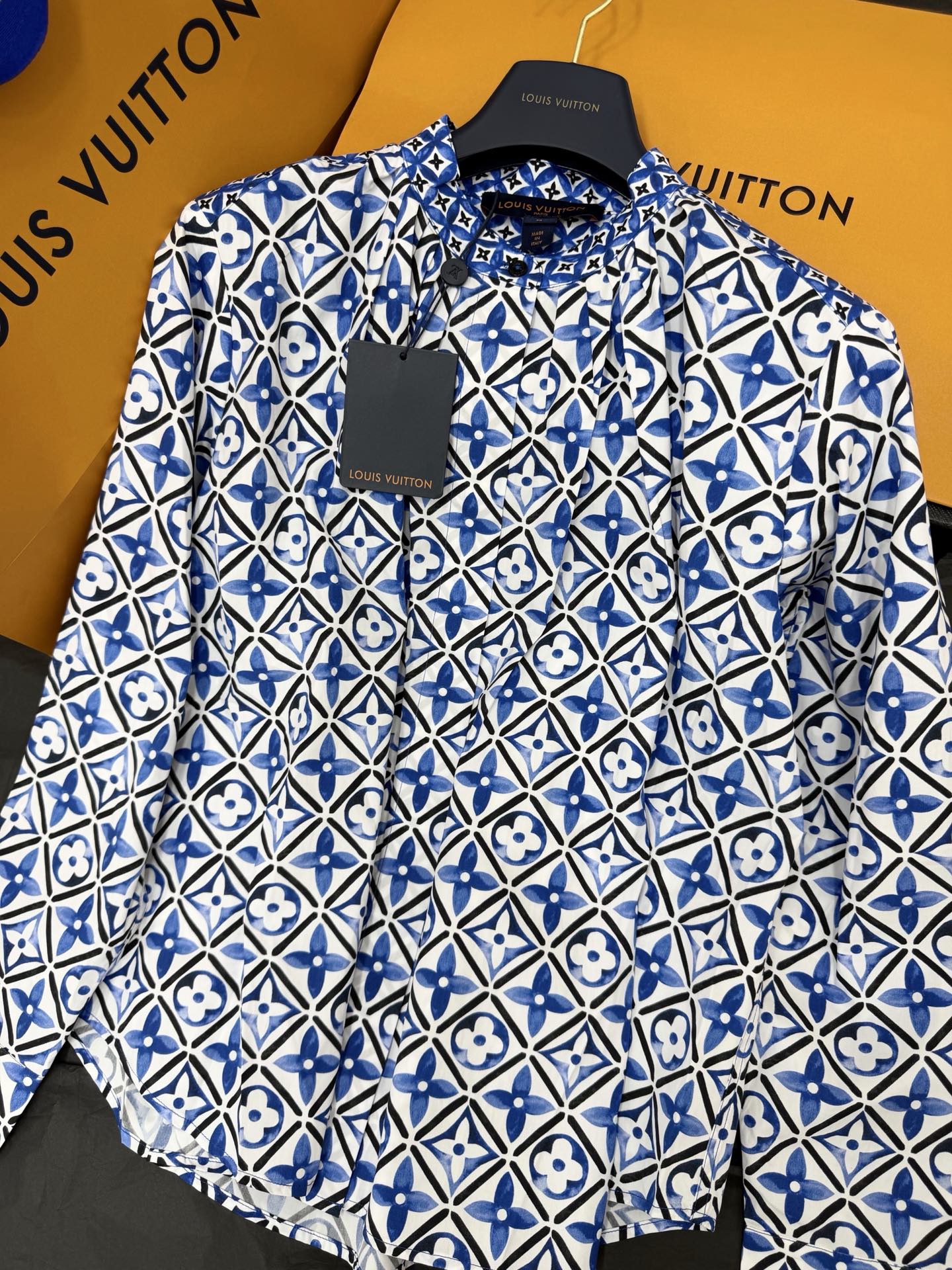 NO:808313,Original development~~ Blue printed shirt with classic floral geometric pattern, fresh and elegant blue and white color scheme, light and thin fabric perfect for spring and summer wear!  The stand-up collar + button placket design is full of details. Whether paired with jeans or a long skirt, it can easily create a retro or casual style, and it is OK for daily outings and vacations!  Iconic prints, highly fashionable and recognizable, with both quality and design, a must-have for fashionistas!  SML detailed pictures, skirts, jeans, shirts,19860909原版开发～～ 蓝色印花衬衫经典花卉几何图案,蓝白配色清新优雅,轻薄面料超适合春夏穿搭！立领+纽扣开襟设计,细节满分.无论搭配牛仔裤还是长裙,都能轻松打造复古或休闲风格,日常出街、度假都很OK！标志性印花,时尚辨识度超高,品质与设计感兼具,时髦精必入！SML 细节图实拍,,skirts,jeans,shirts,,Women's clothing