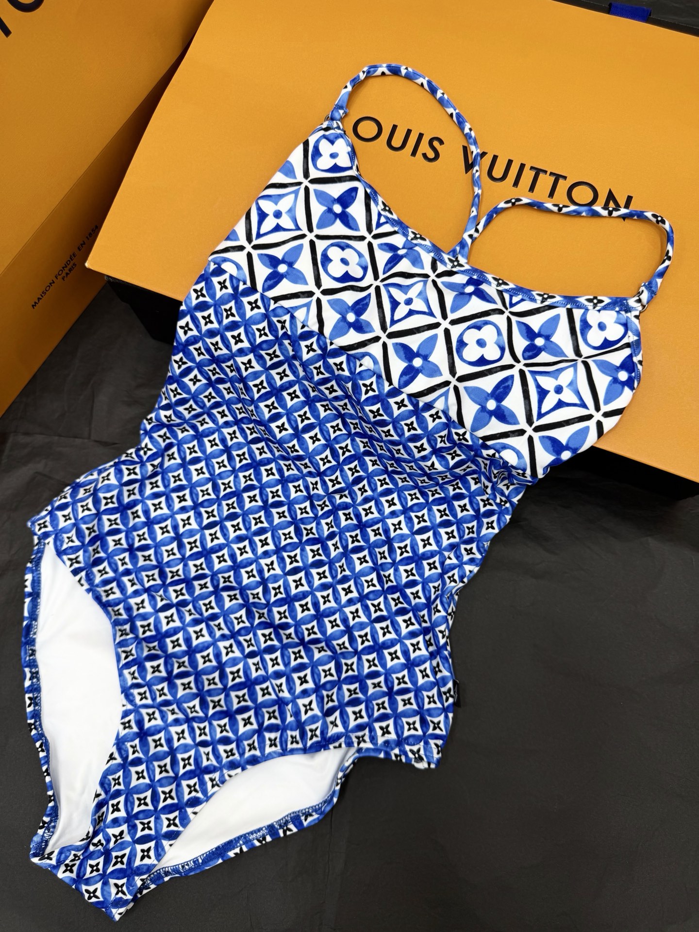 NO:808310,Original development~~ The blue presbyopic one-piece swimsuit adopts blue and white geometric prints. The classic presbyopic elements are highly recognizable. Made of elastic polyester fiber, it fits the body shape, is comfortable to wear and water-resistant. The spaghetti straps + hollow design on the back are fashionable and breathable, perfect for summer beach vacations or pool parties!  Easily get a high-end look with SML detailed pictures, swimsuits,19860909原版开发～～ 蓝色老花连体泳衣采用蓝白几何印花 老花经典元素,辨识度超高.弹性聚酯纤维材质,贴合身形,穿着舒适又耐水.细肩带+背部镂空设计,时髦又透气,夏天海边度假或泳池派对都很适合！轻松get高级感造型 SML 细节图实拍,,swimsuits,,Women's clothing