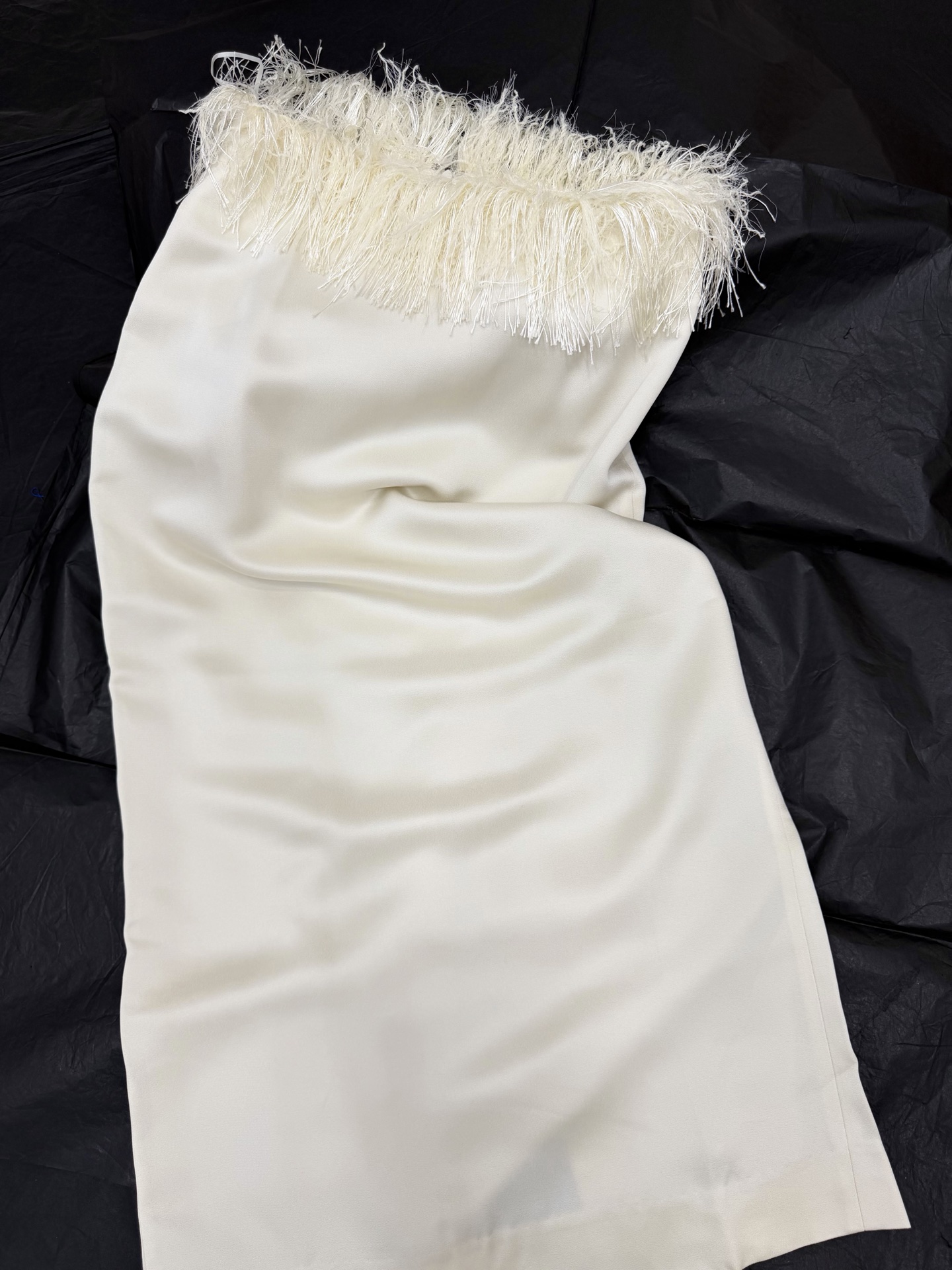 NO:808336,Original development~~ Tassel skirt has an off-white simple design, embellished with tassels, elegant and dynamic. High-quality fabrics, perfect drape, super comfortable to wear in spring and summer. The tassel details make the whole body more layered, and it looks great with vests or shirts. It can be easily used in daily life, vacations, and parties~ SML real photos of detailed pictures, skirts, shirts,19860909原版开发～～ 流苏半身裙米白色简约设计,流苏点缀,优雅又有动感.高品质面料,垂坠感满分,春夏穿超舒适.流苏细节让整体更有层次,搭配背心或衬衫都很出彩,日常、度假、聚会都能轻松驾驭～SML 细节图实拍,,skirts,shirts,,Women's clothing