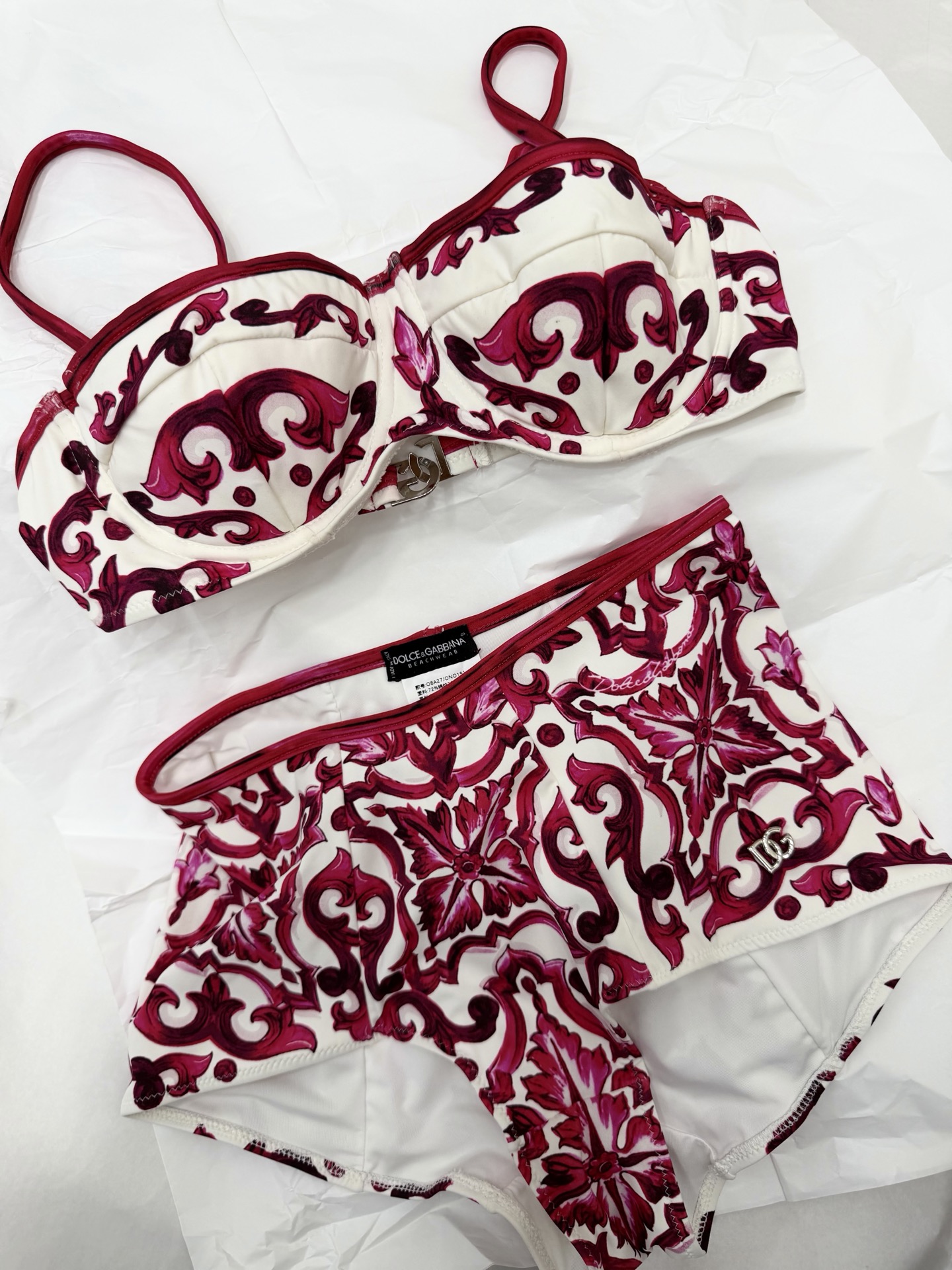 NO:827808,Original development~~ Printed split swimsuit with retro pattern design, luxurious and sexy~~ yb custom fabric fits comfortably, suitable for swimming or beach vacation. The top is a wire-free bandeau style, thin shoulder straps are adjustable, the bottom is high-waisted and the brand logo on the side is very recognizable. The overall style is gorgeous, it is very popular on vacations, photos, and pool parties, and it is easy to show confidence and charm. SML detailed pictures, real shots, swimsuits,19860909原版开发～～ 印花分体泳衣复古花纹设计,奢华又性感～～yb定制面料贴合舒适,适合游泳或沙滩度假.上衣为无钢圈抹胸式,细肩带可调节,下装高腰剪裁,侧边品牌标志超有辨识度.整体风格华丽,度假、拍照、泳池派对都很出片,轻松展现自信魅力 SML 细节图实拍,,swimsuits,,Women's clothing