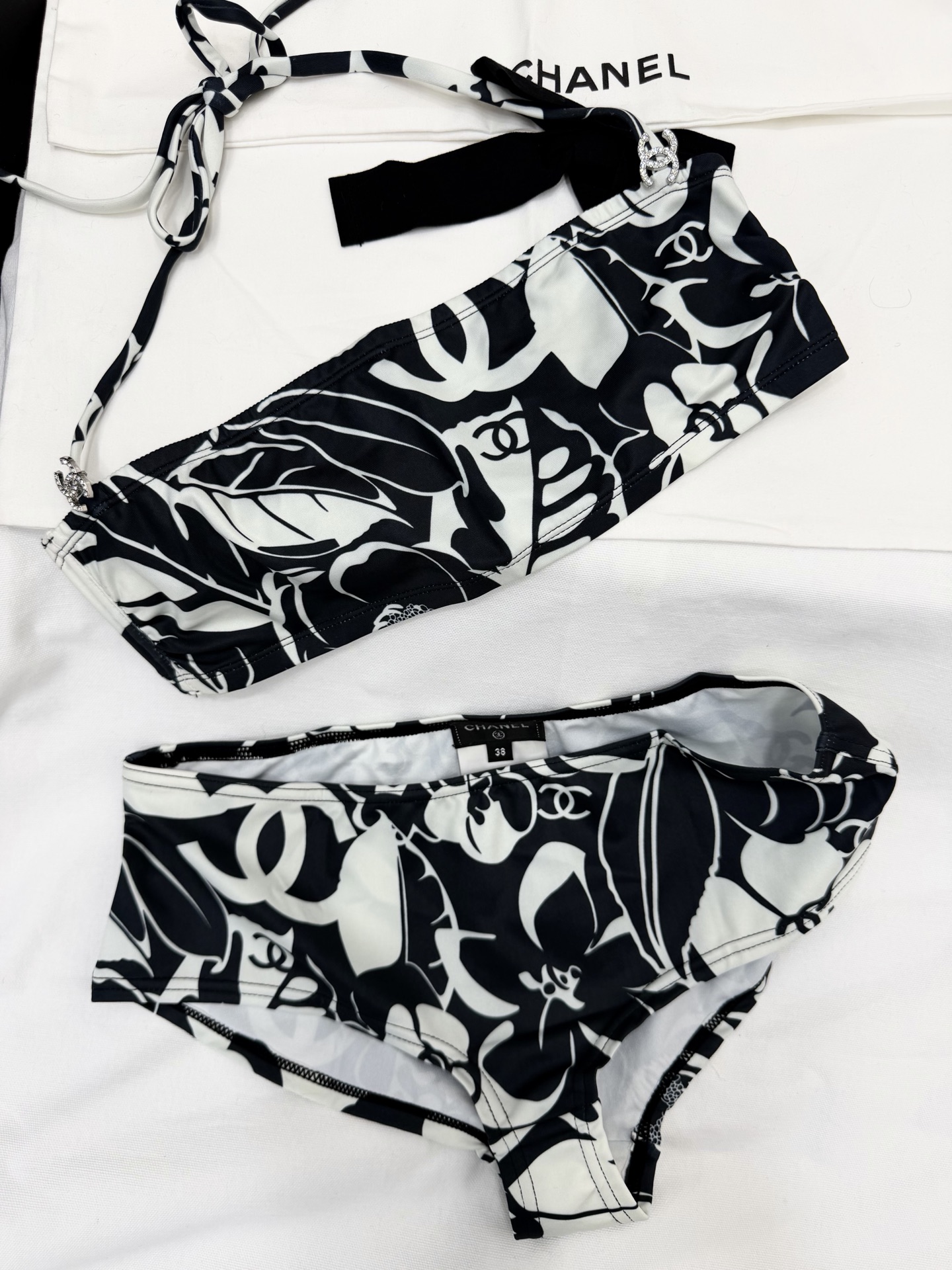 NO:836407,Original development~~ Black and white printed bikini classic double C logo + camellia elements, the brand is highly recognizable!  High-elastic fabric, fit and comfortable, suitable for swimming or beach vacation. The top strap design is adjustable, and the bottoms are simple cut, elegant and practical. The black and white color matching is versatile, easy to match with sun protection clothing or beach skirts, full of fashion sense SML, skirts, bikinis,19860909原版开发～～ 黑白印花比基尼经典双C标志+山茶花元素,品牌辨识度超高！高弹力面料,贴合舒适,适合游泳或沙滩度假上衣绑带设计可调节,下装剪裁简约,优雅又实用.黑白配色百搭,轻松搭配防晒衣或沙滩裙,时髦感满分 SML,,skirts,bikinis,,Women's clothing