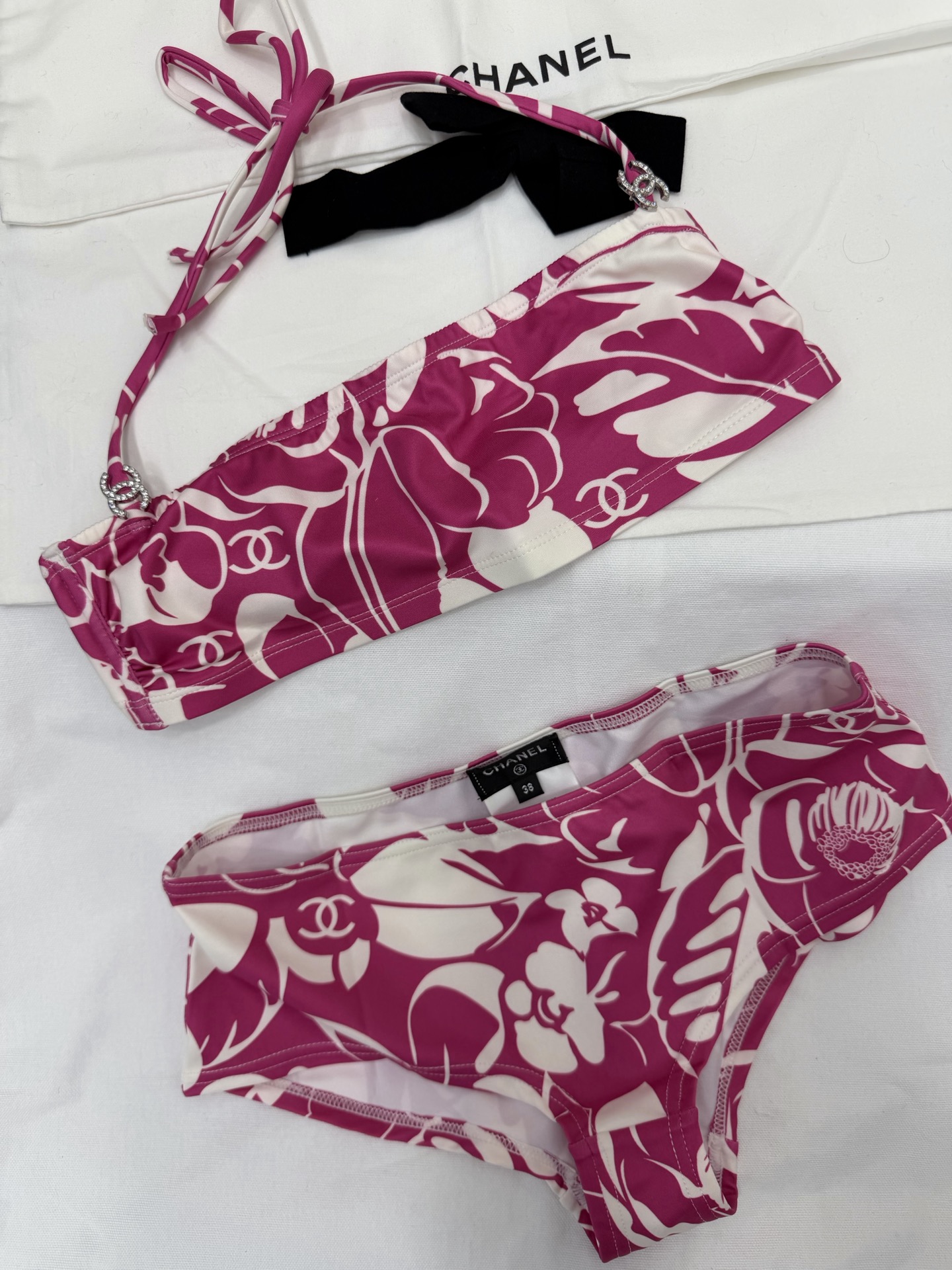NO:836413,Original development~~ Bikini suit halter neck design + floral print, super holiday atmosphere!  The top has fishbone support + anti-slip strips for a more secure fit. The bottoms are mid-waisted, comfortable and show off your body curves. The fabric has good elasticity, dries quickly and is not stuffy. It is perfect for beaches and swimming pools. Pair it with a shirt or hat from the same series to easily get a high-end resort style!  SML,,shirts,hats,bikinis,19860909原版开发～～ 比基尼套装挂脖设计+花卉印花,超有度假氛围感！上衣鱼骨支撑+防滑条,穿着更贴合稳固 下装中腰剪裁,舒适又显身材曲线,面料弹性好,快干不闷热,沙滩泳池都超适合 搭配同系列衬衫或帽子,轻松get高级度假风！SML,,shirts,hats,bikinis,,Women's clothing