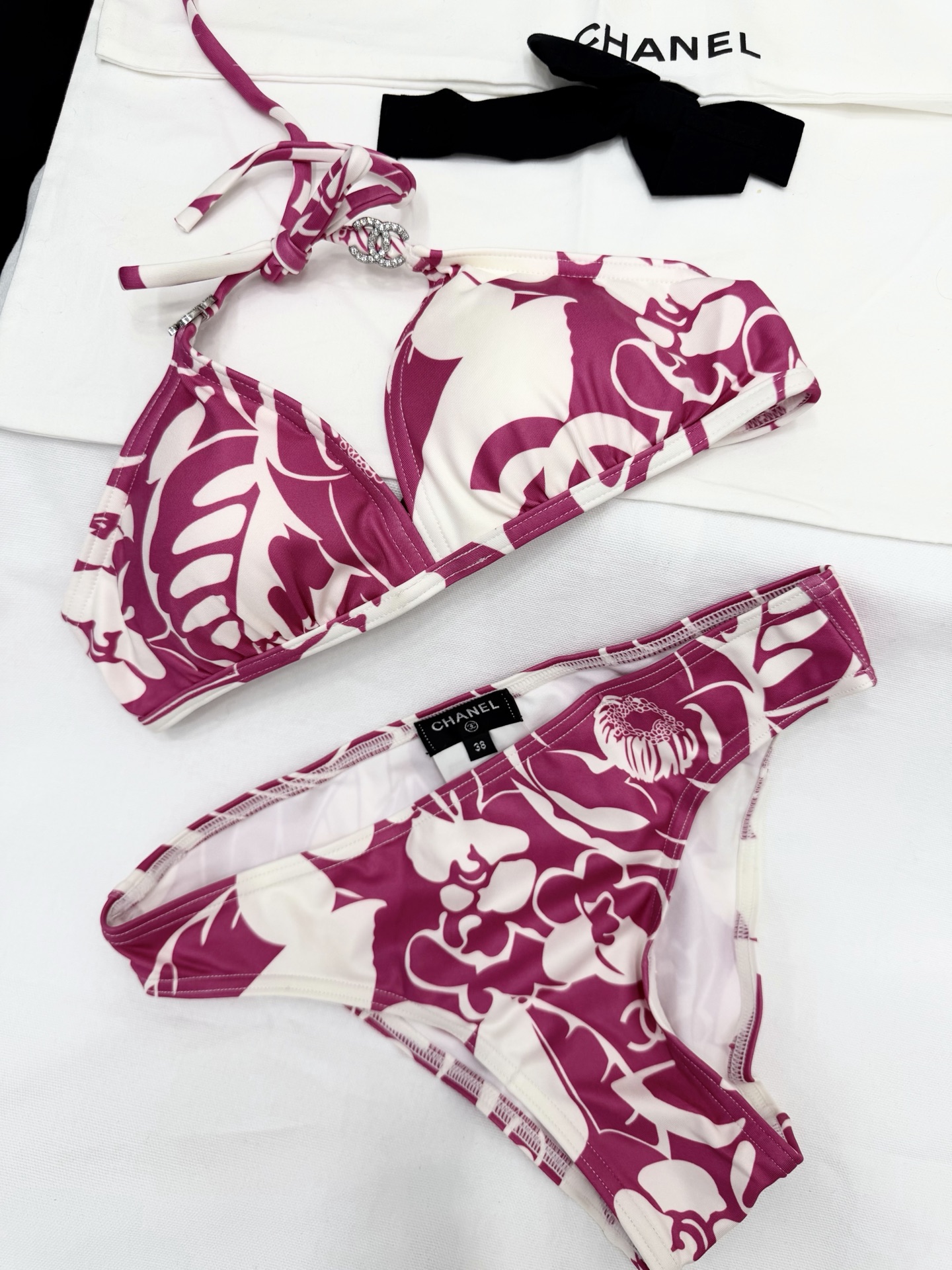 NO:836385,Original development~~ Printed bikini custom fabric, good elasticity and fit, super comfortable to wear!  Halterneck triangle top + low-waisted triangle bottom. The pink color is white and eye-catching, a must-have for the beach and swimming pool!  Get summer fashion easily!  SML,,bikinis,19860909原版开发～～ 印花比基尼定制面料 弹性好又贴合,穿着超舒适！挂脖三角上衣+低腰三角下装 粉色调显白又吸睛,海边泳池必备！轻松get夏日时髦感！SML,,bikinis,,Women's clothing
