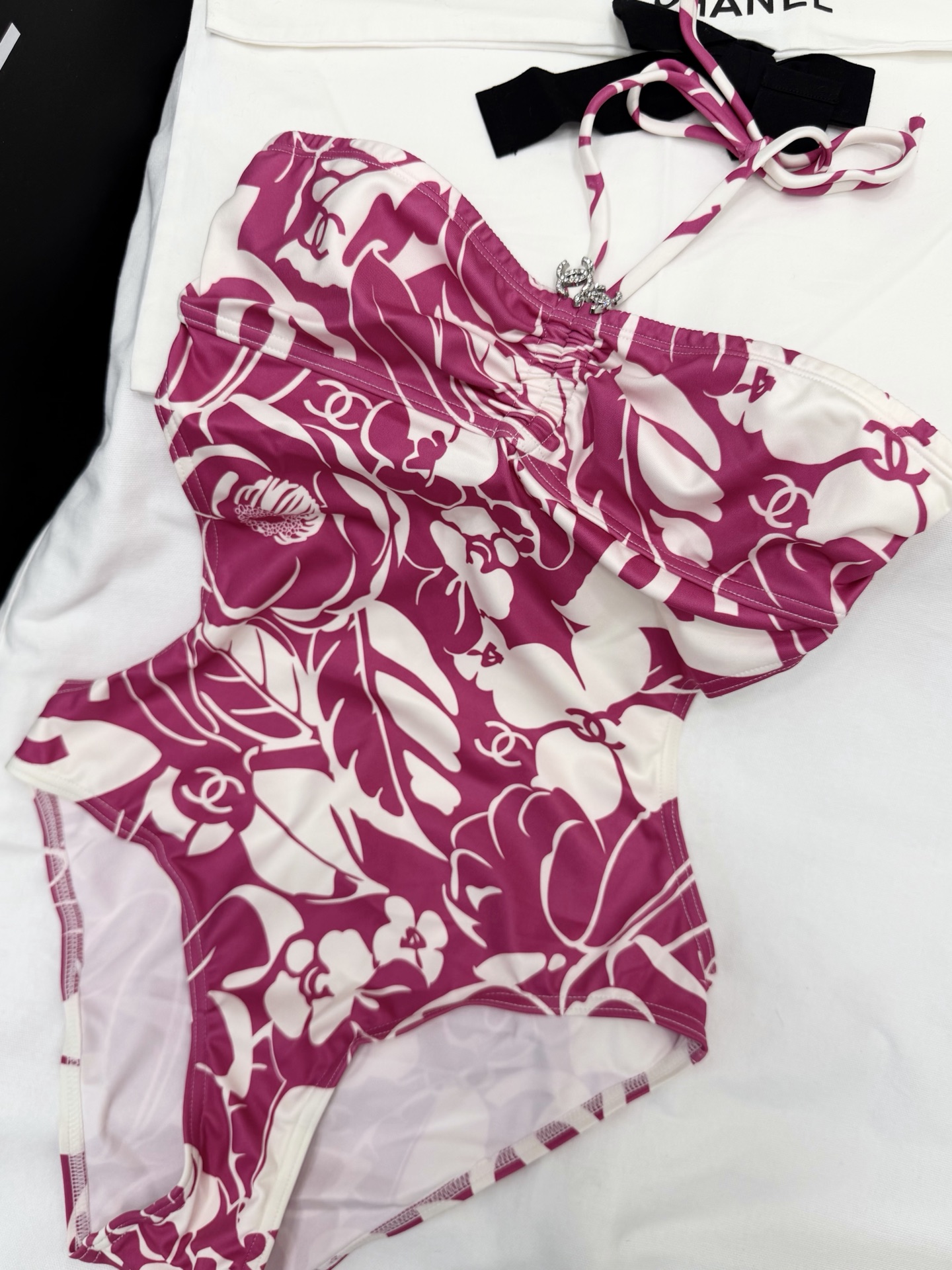 NO:836380,Original development~~ Halterneck printed bikini classic double C logo + floral pattern, highly recognizable!  The polyester fiber material has good elasticity and fits the body shape. It is suitable for wearing at the pool and the beach. The overall style is elegant and energetic, a must-have item for vacation. SML, bikinis,19860909原版开发～～ 挂脖印花比基尼经典双C标志+花卉图案,辨识度超高！聚酯纤维材质弹性好,贴合身形,泳池海边都很适合穿 整体风格优雅又活力,度假必备单品 SML,,bikinis,,Women's clothing