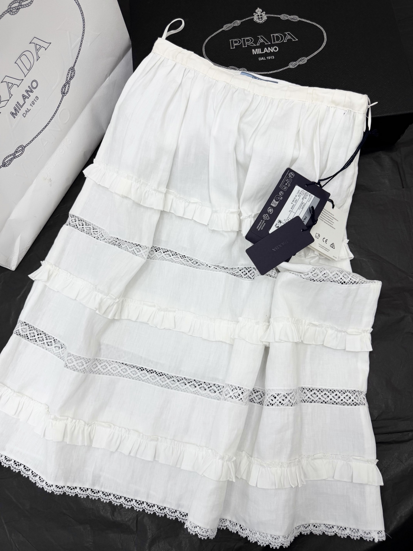 NO:836419,Original development and real shot~~ The 26ss white hollow lace cake skirt is made of multi-layered hollow lace, which is light and breathable and full of layers. The skirt has exquisite lace, elegant and soft, perfect for spring and summer!  Comfortable and flattering, it can be easily worn in daily life, dating, and vacation ~ Pair it with a knitted sweater or a simple top, and the gentle atmosphere will directly fill SML,,skirts,19860909原版开发 正品实拍～～ 26ss 白色镂空蕾丝蛋糕裙采用多层镂空蕾丝拼接,轻盈透气,层次感满满.裙摆花边精致,优雅又柔美,春夏穿超适合！舒适又显身材,日常、约会、度假都能轻松驾驭～搭配针织衫或简约上衣,温柔氛围感直接拉满 SML,,skirts,,Women's clothing