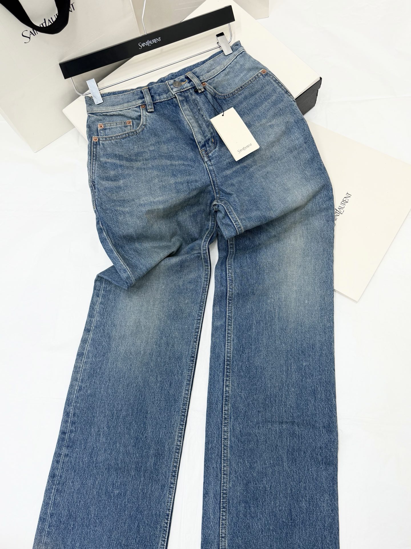 NO:837779,Original development, genuine real shot~~ 26ss high-waisted straight jeans are made of classic blue washed fabrics and stretch denim material, which are comfortable and slim to wear. The high-waisted design modifies the waistline, and the straight cut covers the hips and straightens the legs, suitable for a variety of body types. The details of the trousers include symmetrical pockets and metal buttons, which are practical and design. They can be easily matched for daily commuting and leisure, and they are OK with shirts, T-shirts or sweaters, and can easily create a simple and fashionable style.  SML,,jeans,shirts,tees,t-shirt,19860909原版开发 正品实拍～～ 26ss高腰直筒牛仔裤采用经典蓝色水洗面料,弹力牛仔布材质,穿着舒适又显瘦.高腰设计修饰腰线,直筒剪裁遮胯显腿直,适合多种身材.裤身细节有对称口袋和金属纽扣,实用又有设计感.日常通勤、休闲都能轻松搭配,配衬衫、T恤或针织衫都很OK,轻松打造简约时尚风格 SML,,jeans,shirts,tees，t-shirt,,Women's clothing