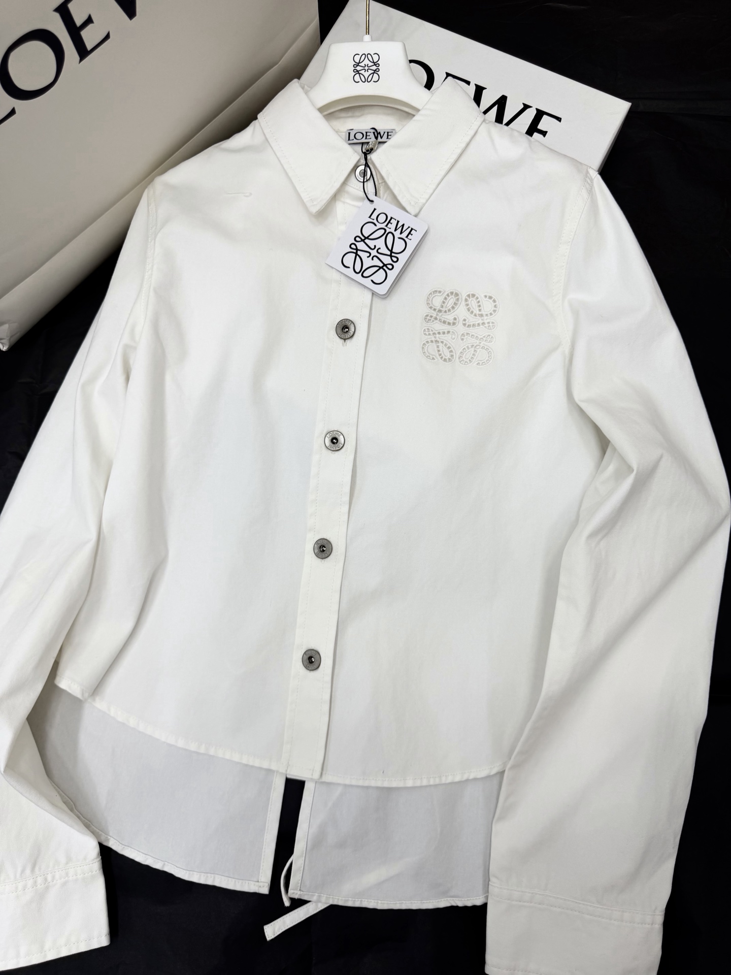 NO:840350,Original development~~ The Anagram hollow embroidery on the chest of the hollow logo shirt is very recognizable, and the slit lace design on the back is casual and fashionable~ The white color is versatile and can be worn with jeans or skirts. It can easily switch between casual or playful style. The cut is loose, comfortable and elegant. I really like the small details in the minimalist style. SML,,skirts,jeans,19860909原版开发～～ 镂空logo衬衣胸前Anagram镂空刺绣超有辨识度,后背开衩系带设计,随性又时髦～白色百搭,配牛仔裤or裙子都OK,轻松切换休闲or俏皮风 剪裁宽松,舒适又显气质 很中意极简风中的小细节 SML,,skirts,jeans,,Women's clothing