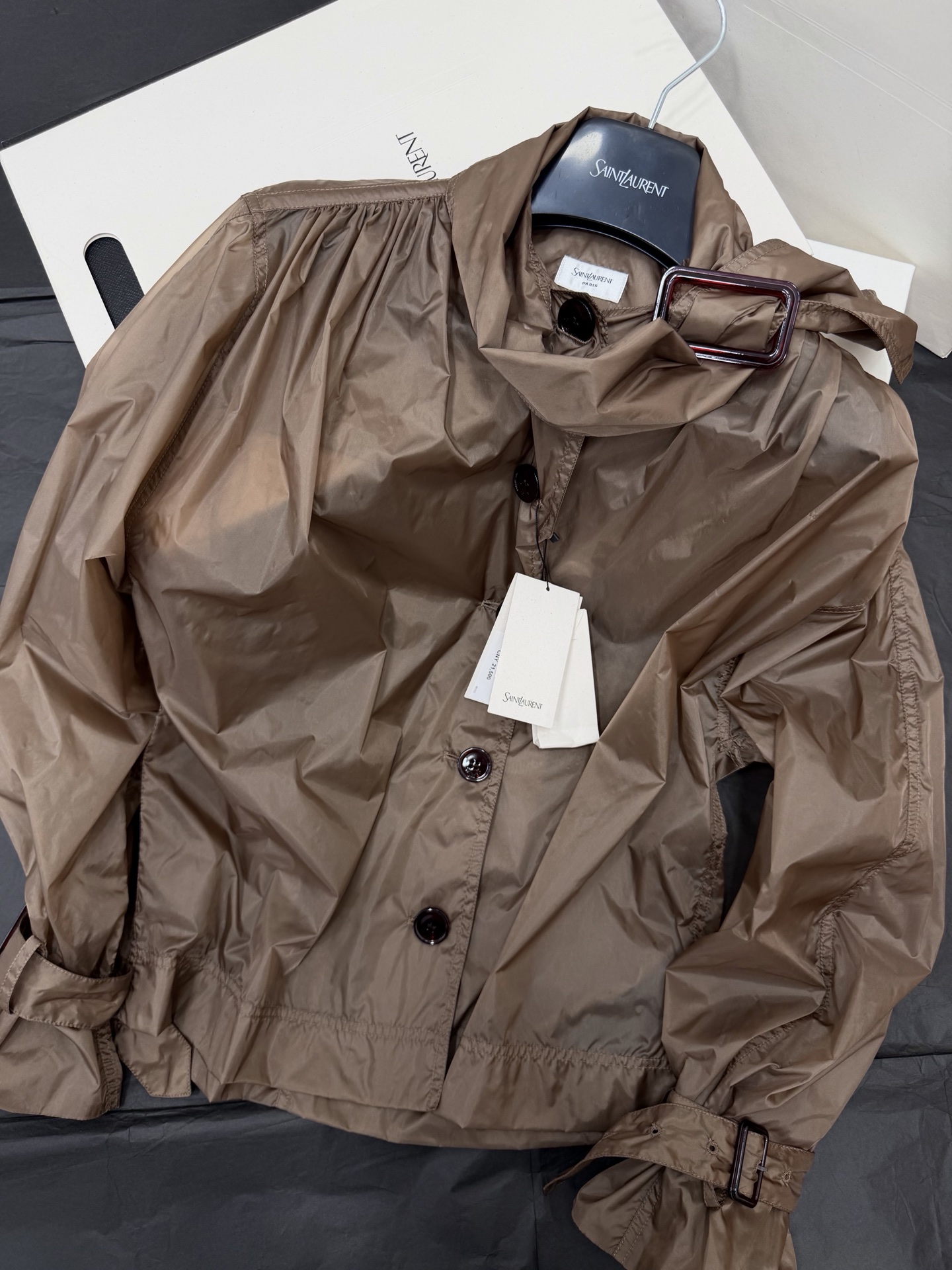 NO:840346,Original development, genuine real shot~~ YSL Brown Mask Reversible Jacket yb customized fabric, ultra-thin mask sun protection, with natural wrinkles, casual and loose. Small stand-up collar + square button placket. Elastic cuff design. Retro brown is super versatile. Whether paired with jeans or a skirt, you can easily wear it with a handsome and fashionable feel. It is a must-have for daily outings!  SML,,saint laurent,skirts,jeans,jackets & coats,19860909原版开发 正品实拍～～ YSL棕色面膜翻晒夹克yb定制面料 超薄面膜防晒 带自然褶皱,随性又松弛.小立领+方扣门襟 袖口松紧设计复古棕色超百搭,无论配牛仔裤还是半裙,都能轻松穿出帅气时髦感,日常出街必备！SML,,saint laurent,skirts,jeans,jackets & coats,,Women's clothing
