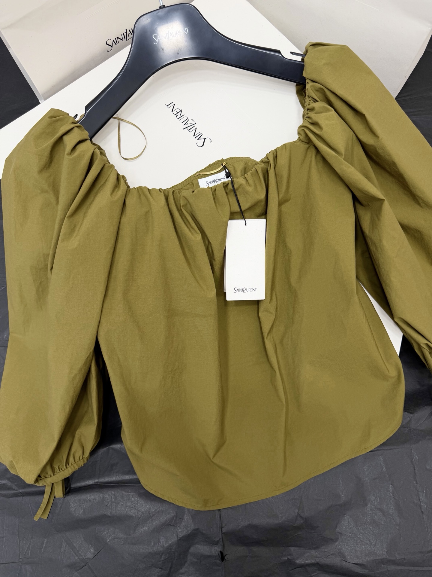 NO:841680,Original development, real shot~~ YSL green puff sleeve top, yb custom fabric. The puff sleeve design is retro and elegant, and the shoulder pleat details are super layered. Olive green has low saturation and is versatile regardless of skin color. It goes well with high-waisted pants or skirts~ A must-have for fashionistas. SML, saint laurent, skirts,19860909原版开发 正品实拍～～ YSL绿色泡泡袖上衣yb定制面料 泡泡袖设计复古又优雅,肩部褶皱细节超有层次感 橄榄绿低饱和度,百搭不挑肤色,搭配高腰裤或裙装都很出彩～时髦精们必入 SML,,saint laurent,skirts,,Women's clothing