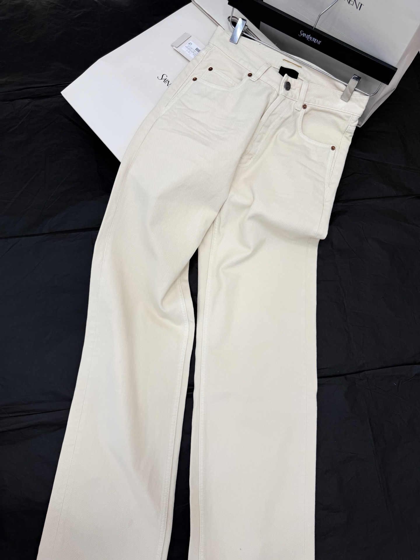 NO:841682,Original development, genuine real shot~~ Pleated off-white straight jeans yb custom fabric, soft and drapey, super comfortable to wear!  The high-waisted straight design modifies the leg shape, making you appear slimmer and taller. The pear-shaped figure is friendly and the leg lines are smoother. Off-white is versatile. It looks good with shirts and T-shirts in spring and summer. It can be worn for commuting and leisure. Minimalist French style, exquisite details SML, jeans, shirts, tees, t-shirt,19860909原版开发 正品实拍～～ 压褶米白色直筒牛仔裤yb定制面料 柔软有垂感,穿着超舒适！高腰直筒设计修饰腿型,显瘦又显高,梨形身材友好,腿部线条更流畅 米白色百搭,春夏随便搭衬衫、T恤都好看,通勤休闲都能hold住 极简法式风格,细节精致 SML,,jeans,shirts,tees，t-shirt,,Women's clothing