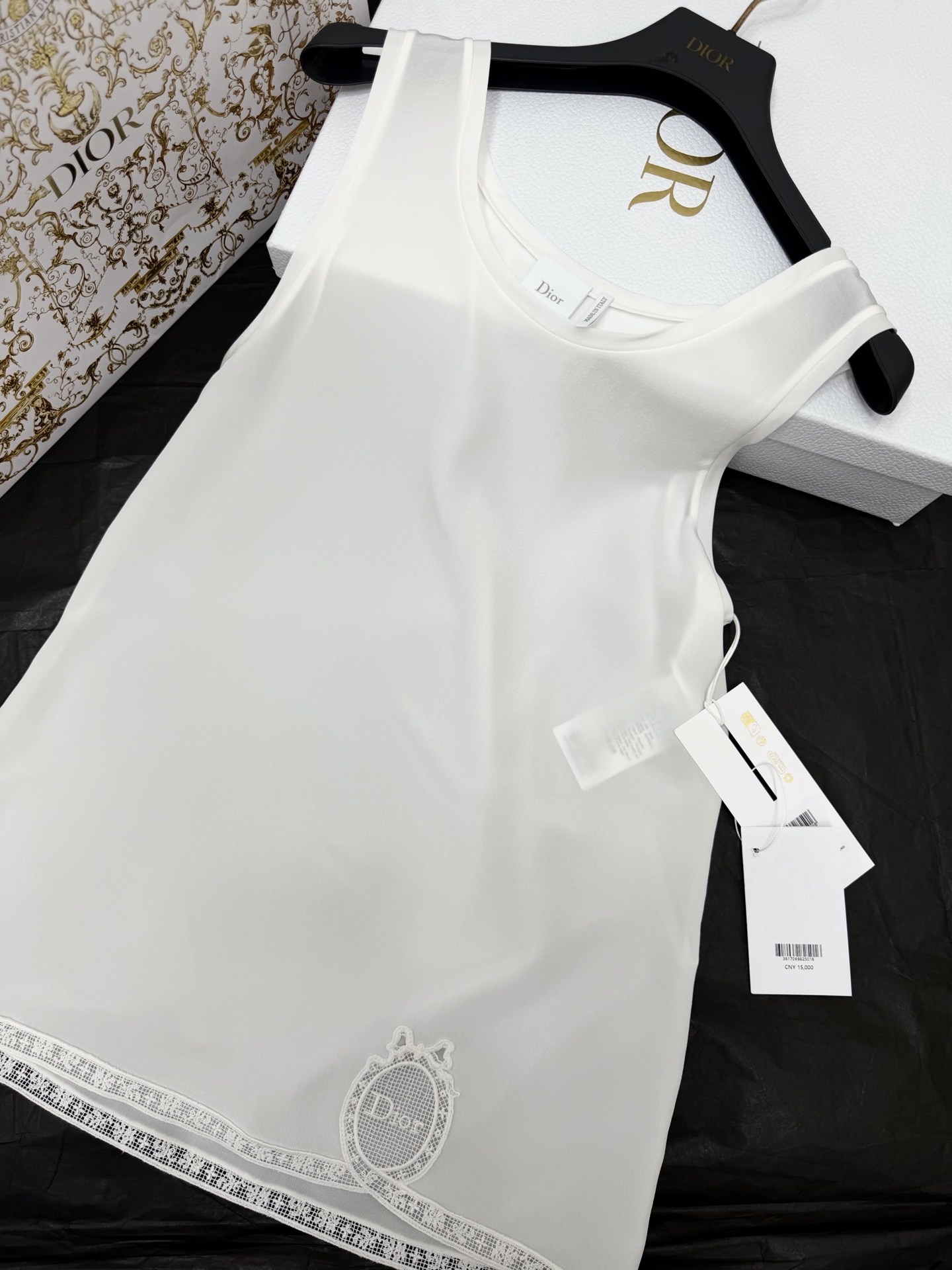 NO:841687,Original development, genuine real shot~~ Mulberry silk white vest YB custom fabric, light and soft, super comfortable to wear in summer!  The sleeveless design is simple and elegant, with exquisite embroidery on the hem. The details are perfect. It can be worn under a suit or on its own. It is OK for commuting and leisure. Pair it with jeans or a skirt. You can easily get an elegant and casual style. SML,,skirts,jeans,business suit,19860909原版开发 正品实拍～～ 桑蚕丝白色背心YB定制面料 轻薄柔软,夏天穿超舒服！无袖设计简约大方,下摆有精致刺绣 细节满分 可内搭西装,也能单穿,通勤休闲都OK 搭配牛仔裤或半身裙 轻松get优雅随性风 SML,,skirts,jeans,business suit,,Women's clothing